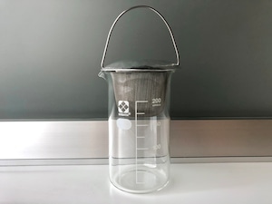 um/上田真理子 アルミの蓋物茶漉し付きビーカー