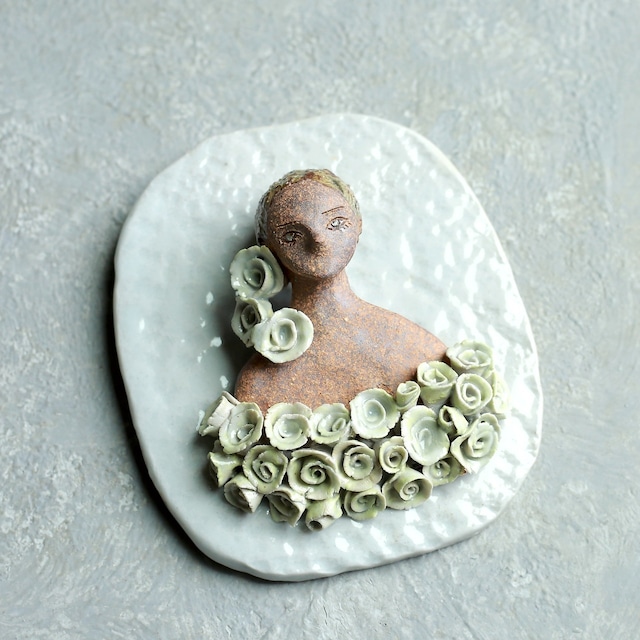 お花に包まれ、優しい眼差しの女性｜陶器 陶板 レリーフ 女性と薔薇 壁掛けオブジェ