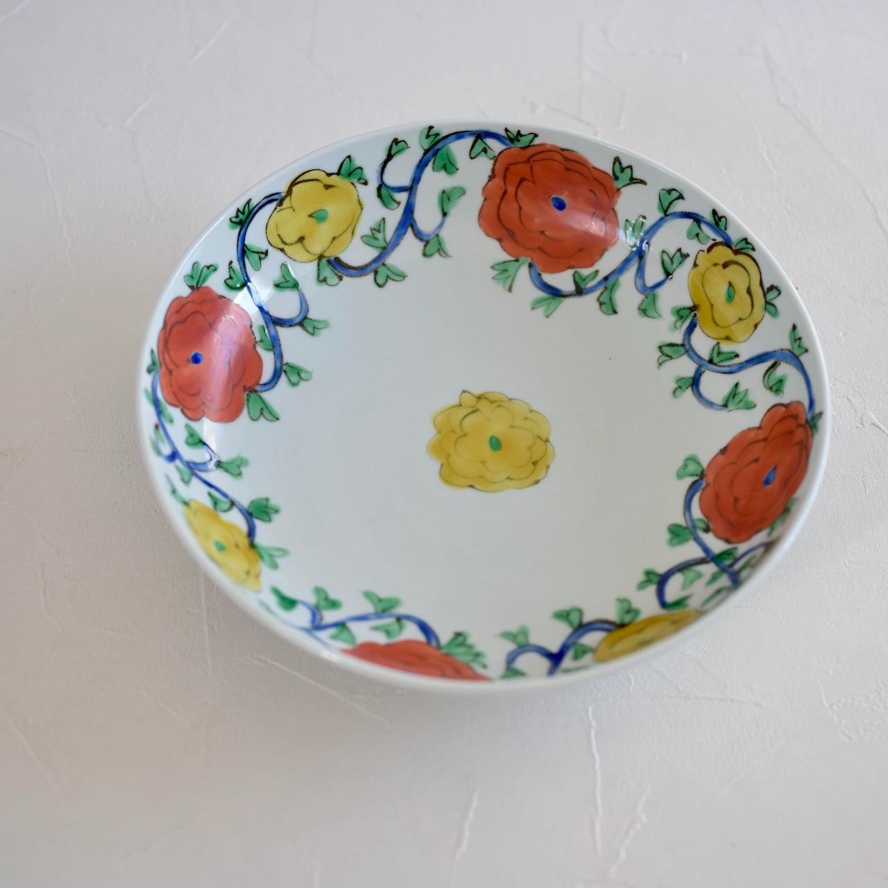 村田菜穂美作 「8.5寸浅鉢鉄絵花唐草もよう」[2104130000508]