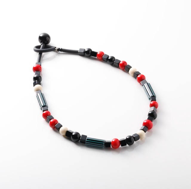 【NUNCIA (ヌンチア)】 チョーカーネックレス(レッド&アイボリー&ブラック)