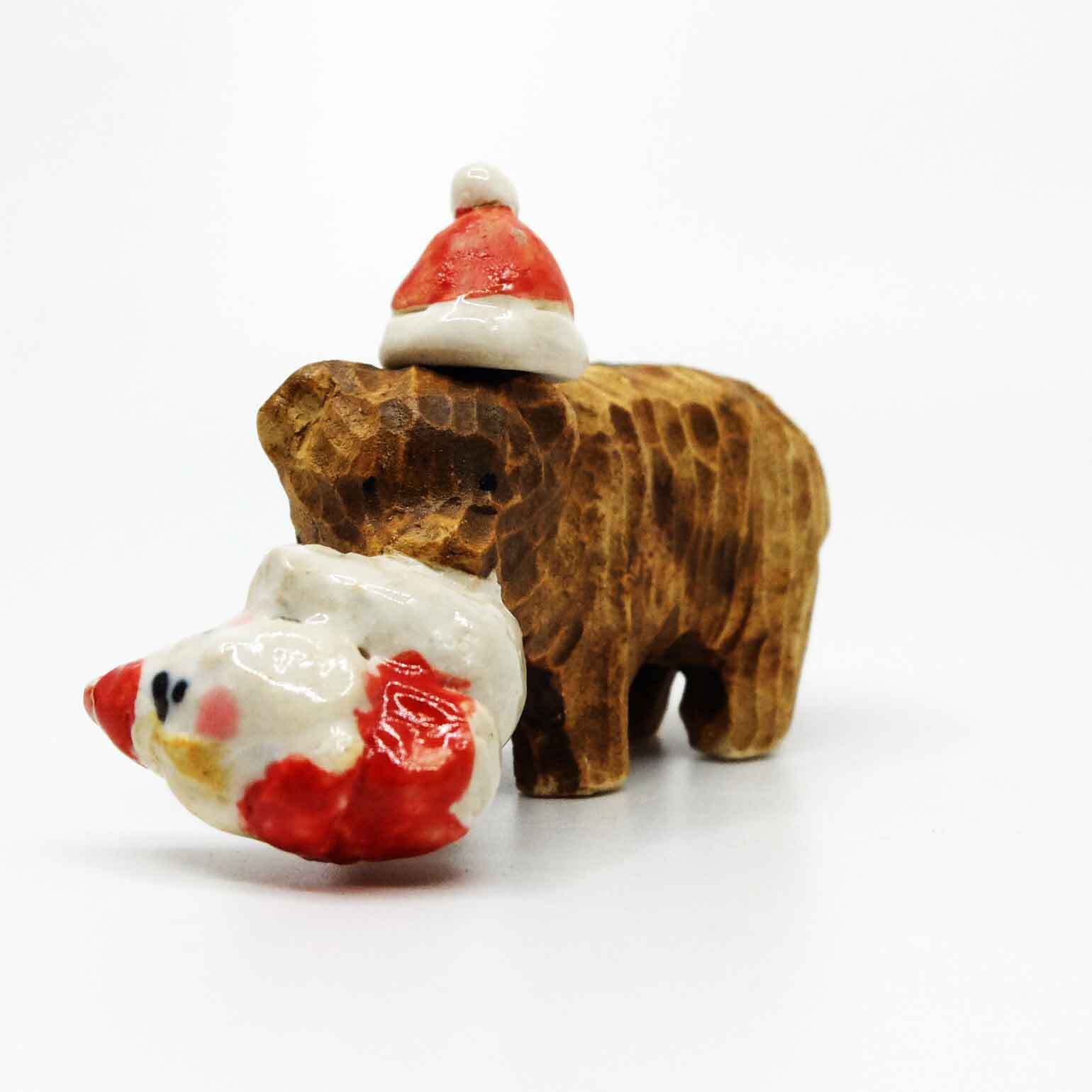 木彫り熊(クリスマス)の置き物 / すずきたまみ / 陶芸作品