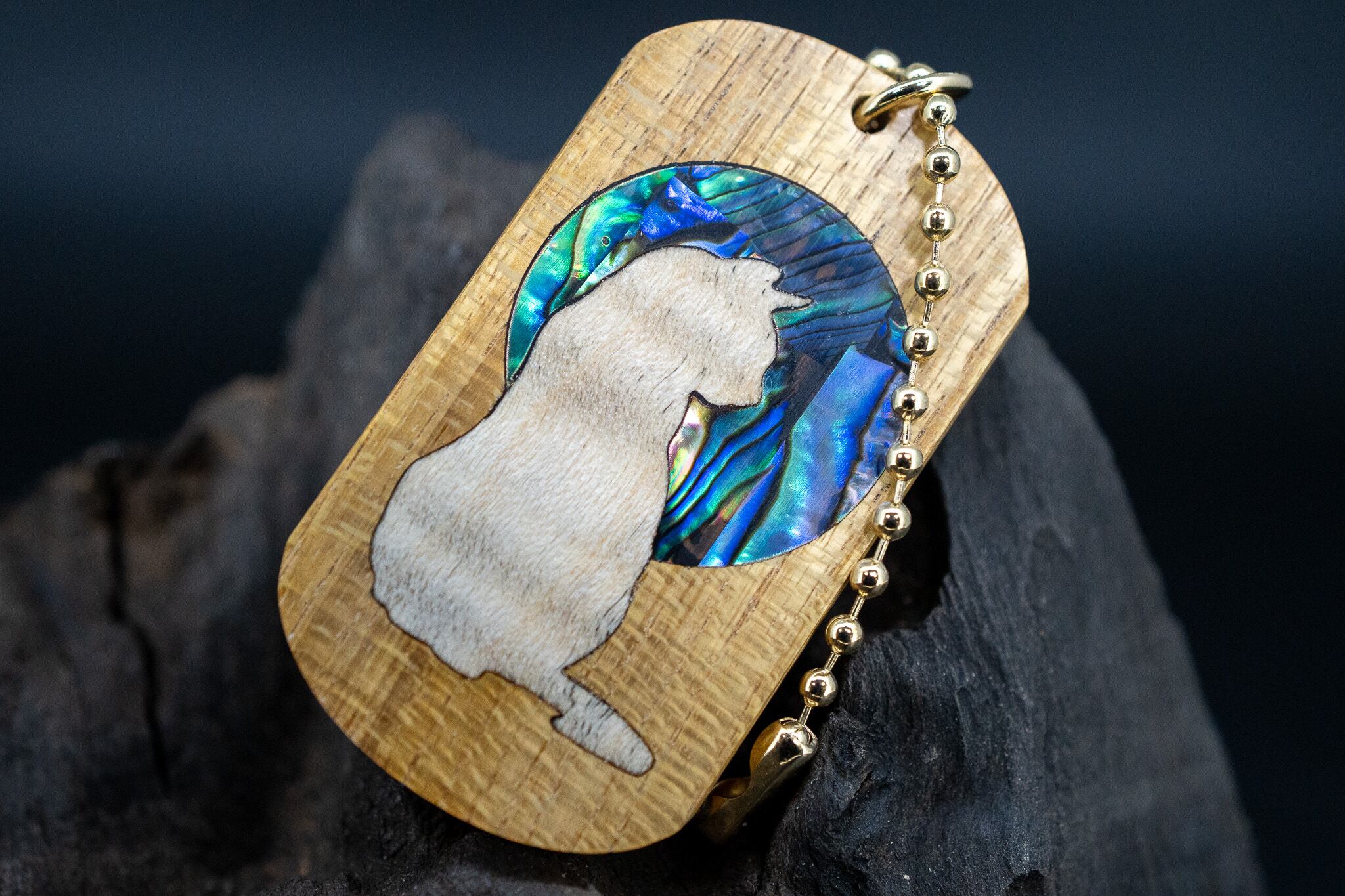 【黄金の木】御蔵島 金桑 ドッグタグ 象嵌 横を向く上品な猫