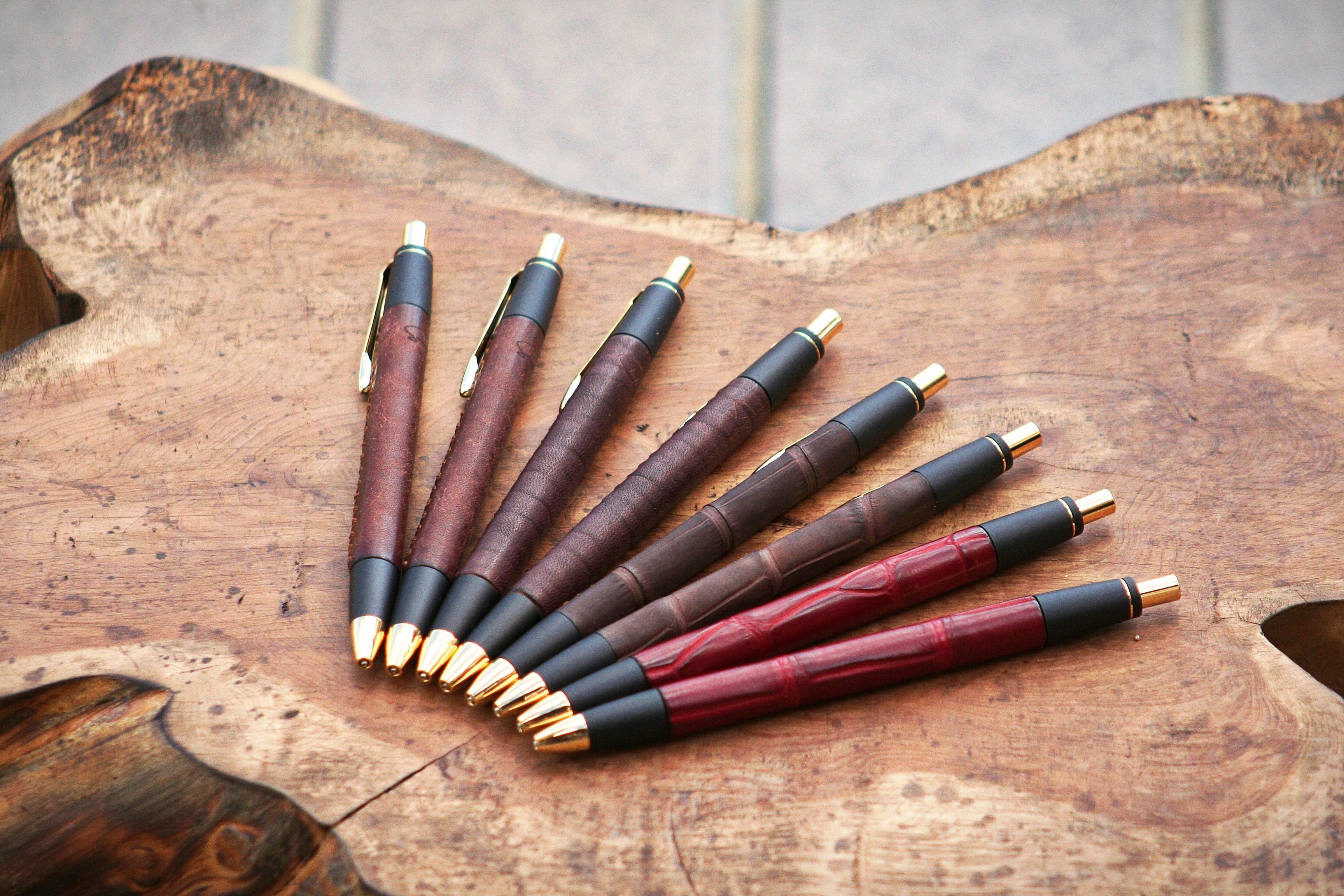 ☆不定期販売☆ 革軸ペン【クロコダイル クリムゾンレッド】 | Schicksal