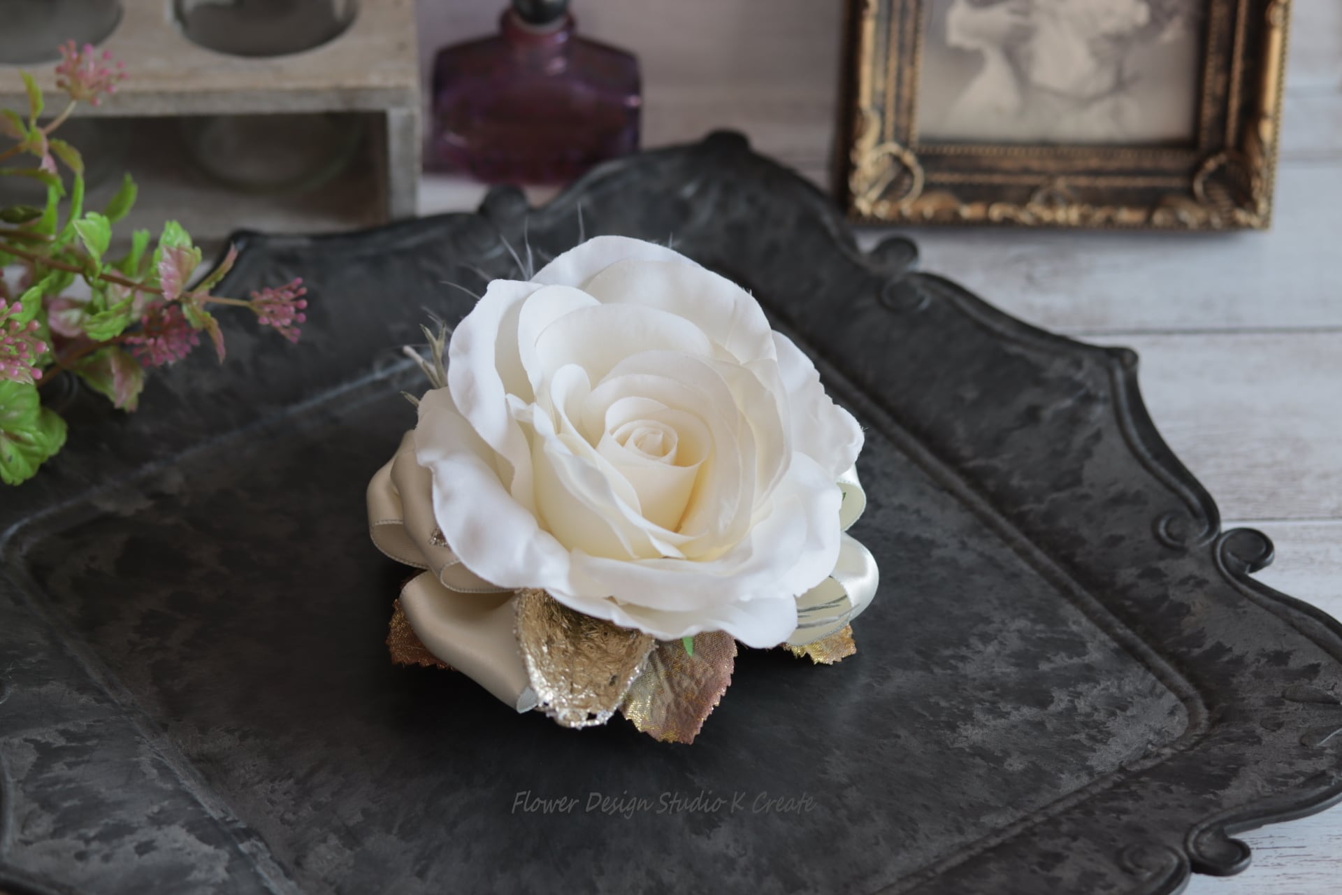 清楚な白い薔薇とふわふわフェザーのヘアクリップ 白いバラ 発表会