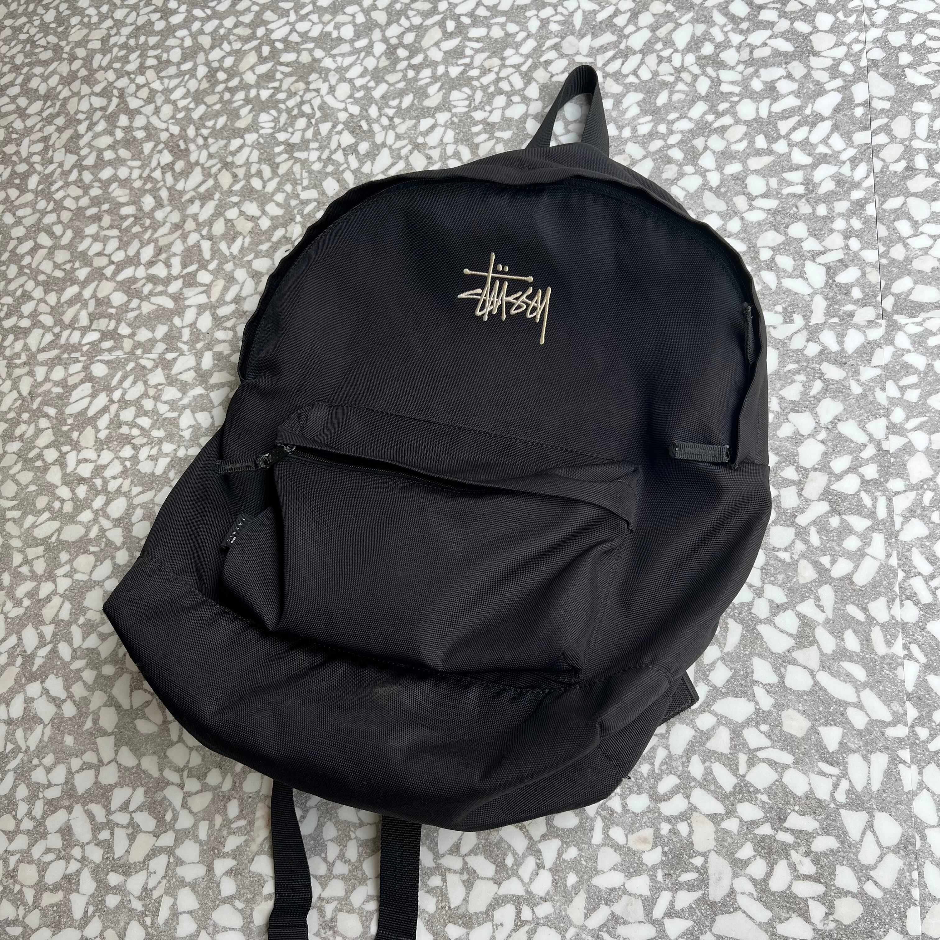 Stussy ブラックリュック・バックパック　刺繍ロゴ　ナイロン　コーデュラ Stussy ブラックリュック・バックパック 刺繍ロゴ ナイロン コーデュラ