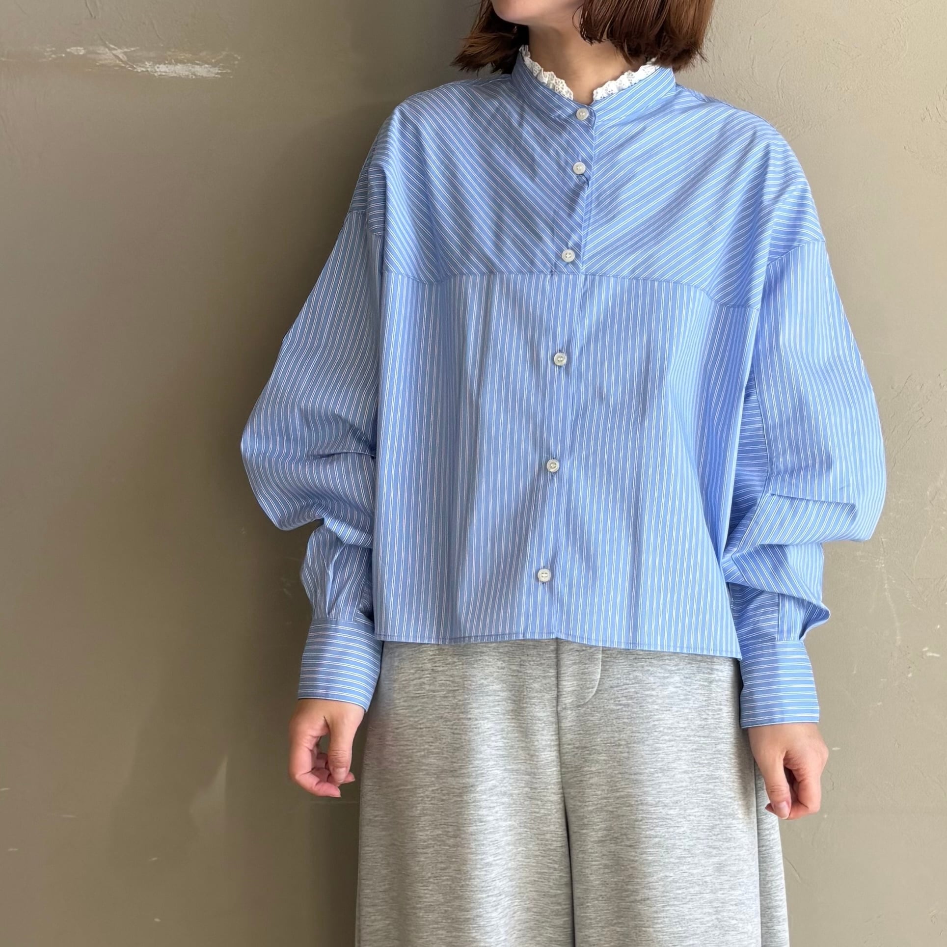 【 Audrey and Johnwad 】脱着レース衿バンドカラーシャツ