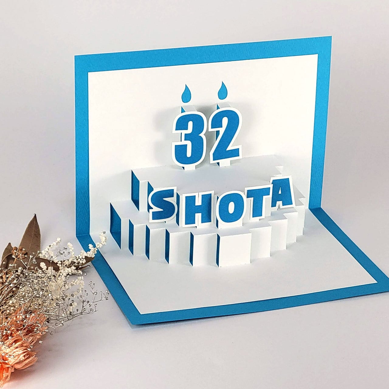 数字と名前をカスタムできる！バースデーケーキのポップアップカード