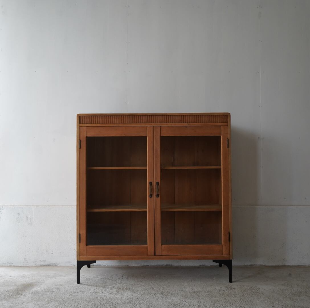 アイアン脚のキャビネット