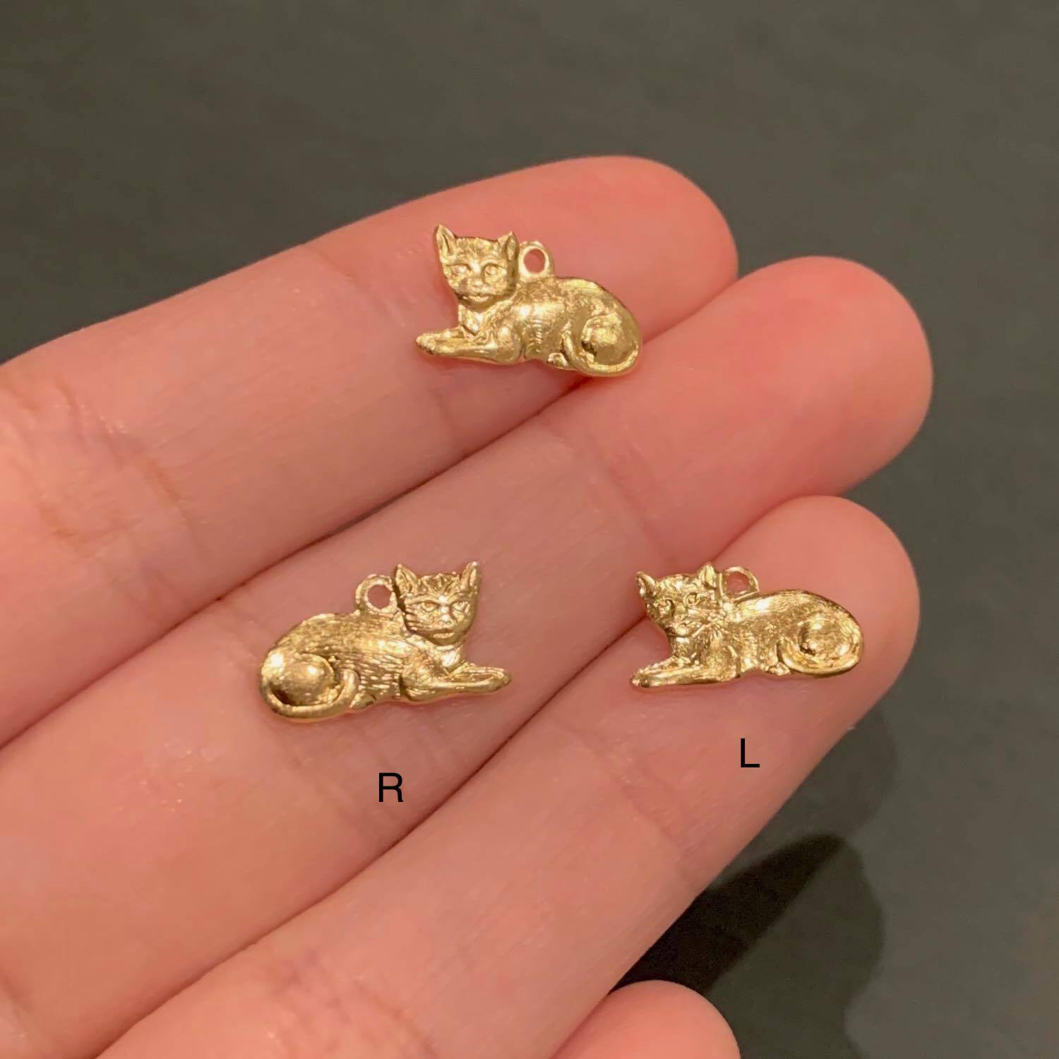 再入荷〉USA真鍮 寝そべり猫チャーム（左右） | Dua-アクセサリー