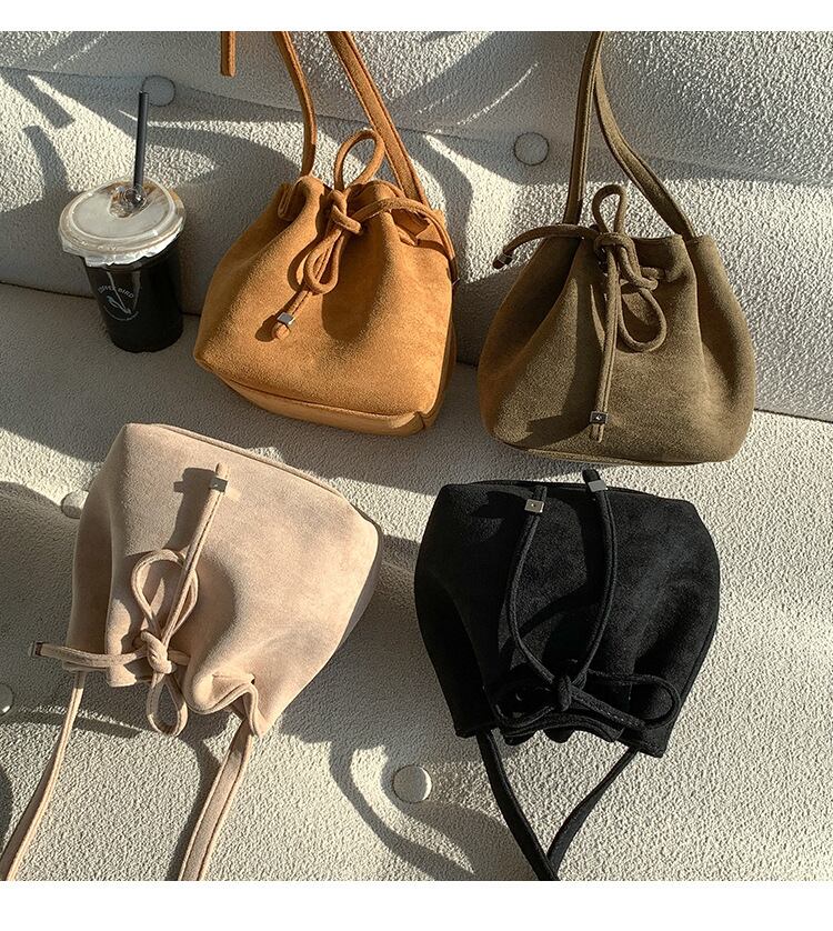 バッグ レディース カバン 鞄 レディースバッグ ショルダーバッグ 斜めがけ 肩がけ コンパクト かわいい 大人可愛い カジュアル おしゃれ お洒落 大人女子 こなれ感 ラブリー キュート ガーリー 主役級 存在感 無地 10代 20代 30代 学生 通学 デート お出かけ 女子会 デイリー 普段使い 韓国 韓国系 送料無料 ファッション コーデ スタイル 秋 冬 小さい ミニサイズ 黒 ブラック 緑 グリーン 茶色 ブラウン ベージュ