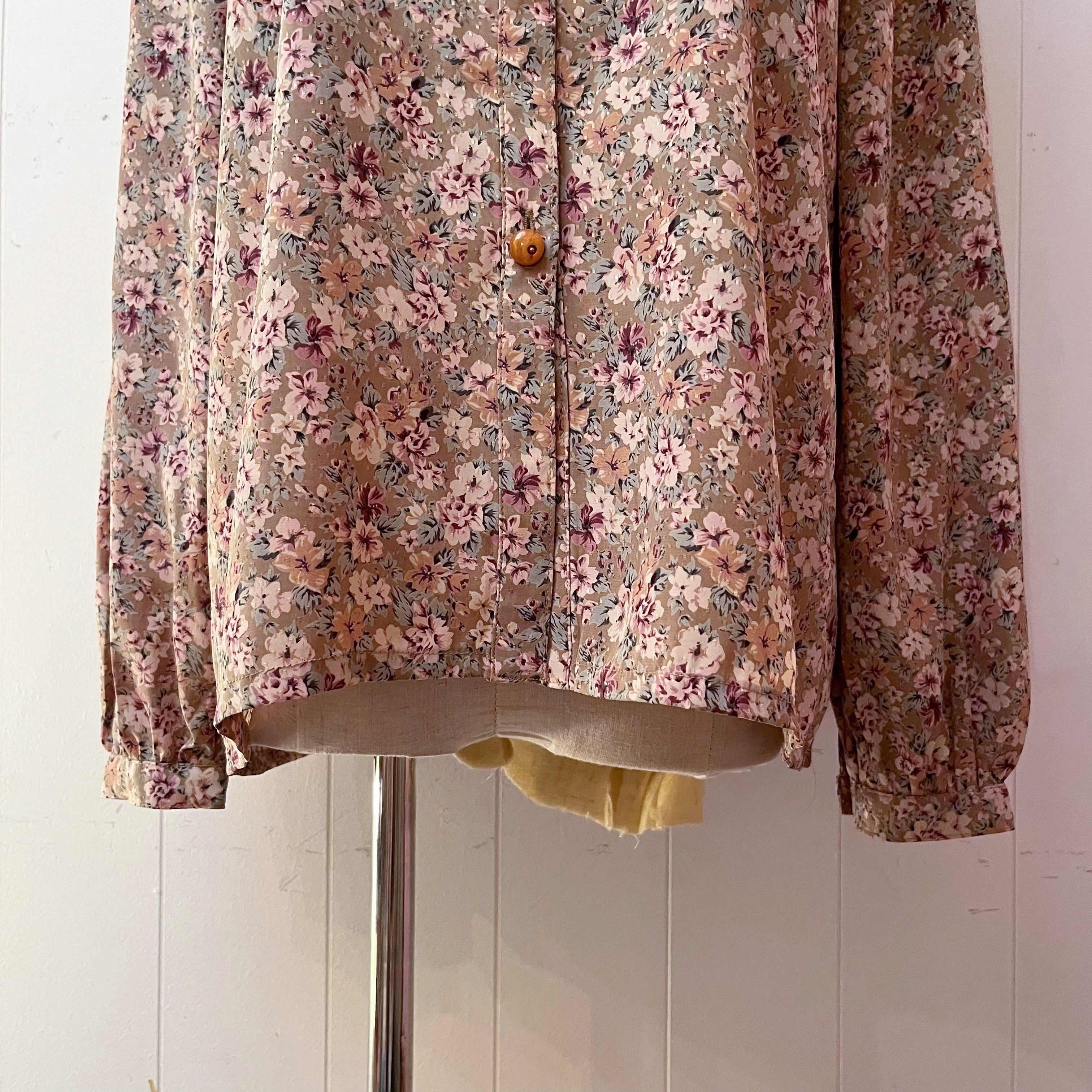 beige mini flower pleats blouse