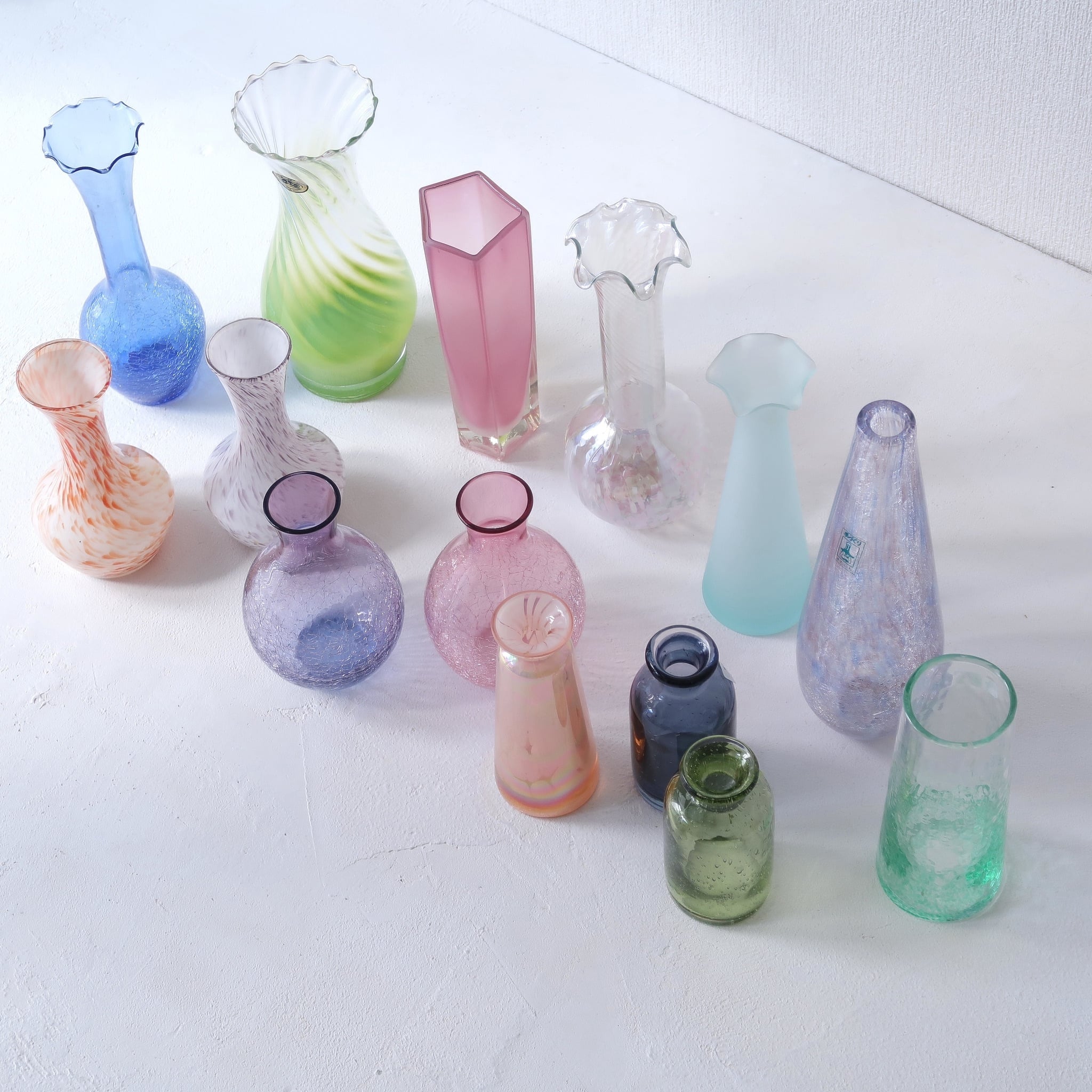 昭和レトロ ガラス 花器 ねじりガラス 一輪挿 ブルー ピンク グリーン すりガラスブルーの一輪挿し | SUISUI