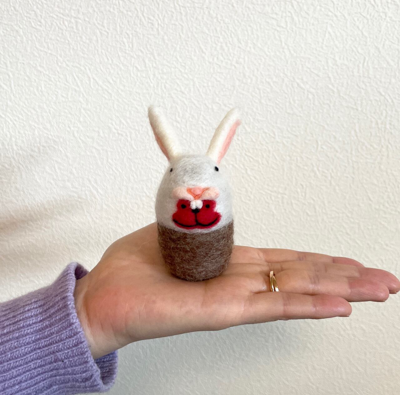 羊毛フェルトの卯年（うさぎどし）おサル 手のひらサイズ | アーサーおサル
