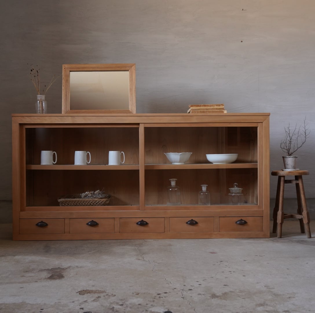 ガラス引き戸の食器棚