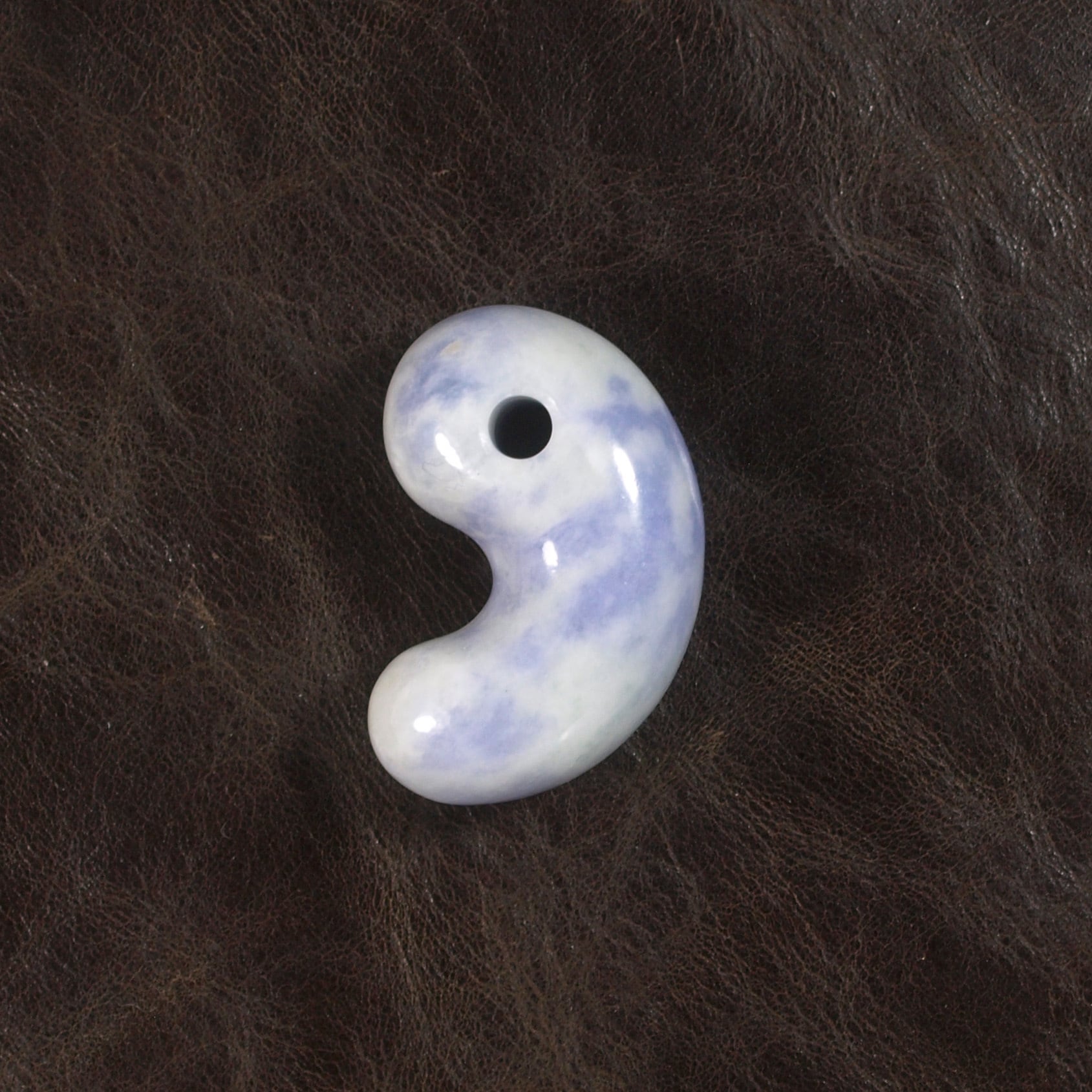糸魚川翡翠 ラベンダー ヒスイ まがたま 勾玉 16.5g Lavender Jadeite