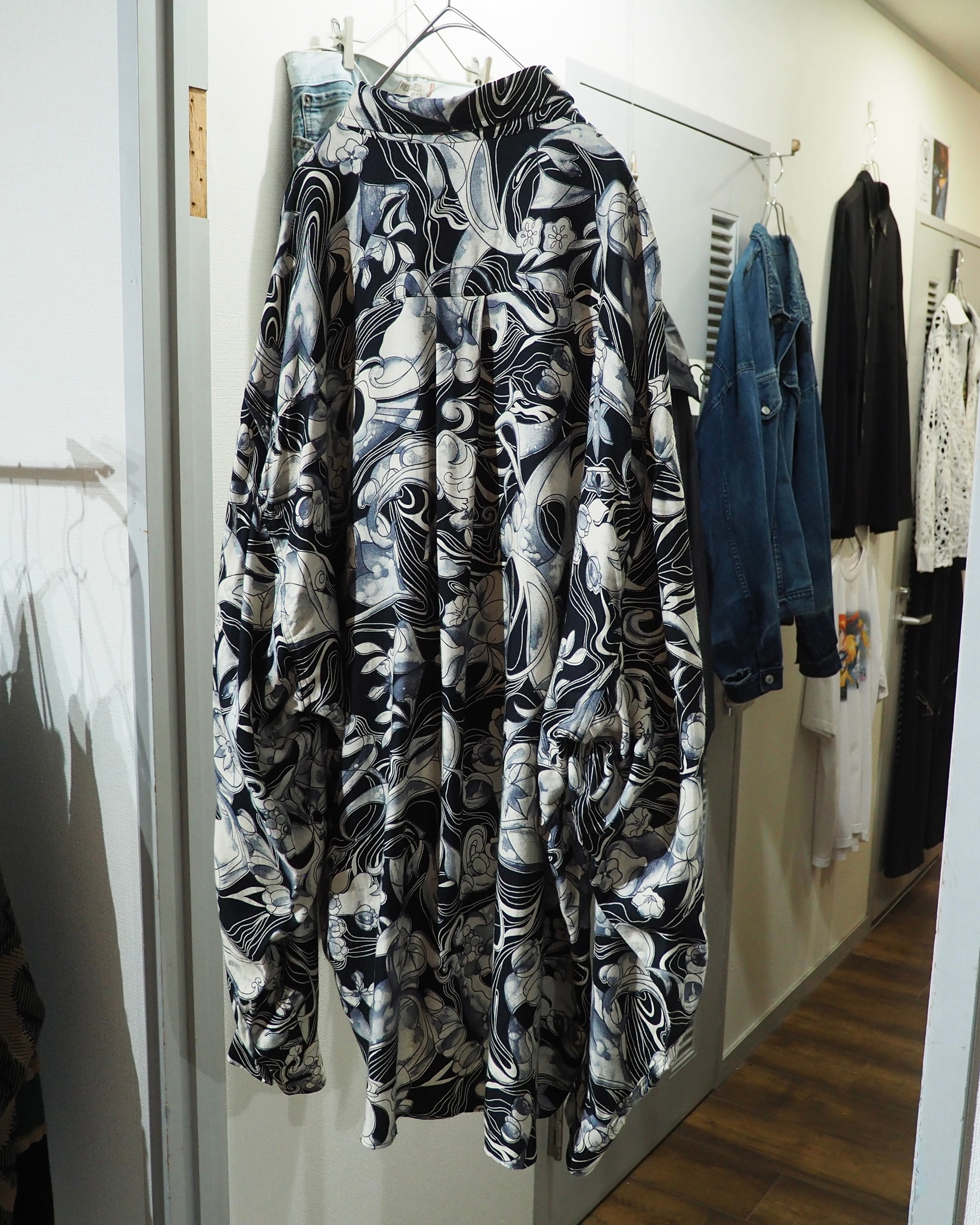 1990s " Made in Italy " Beautiful Monotone Flower All Over Pattern Vintage Loose Shirt