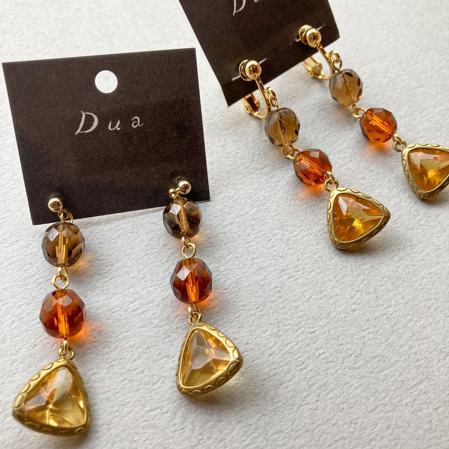 チェコビーズと三角ビジュチャームの〈ピアス/イヤリング〉 | Dua