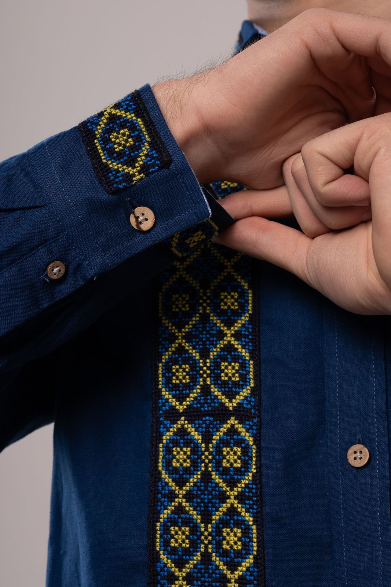 ウクライナ刺繍ヴィシヴァンカ　クロスステッチ手刺繍　M-Lサイズ　メンズ - 4