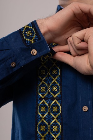 ウクライナ刺繍ヴィシヴァンカ　クロスステッチ手刺繍　M-Lサイズ　メンズ