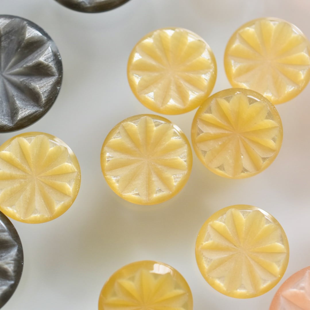 凹みライトオレンジフラワー 15㎜