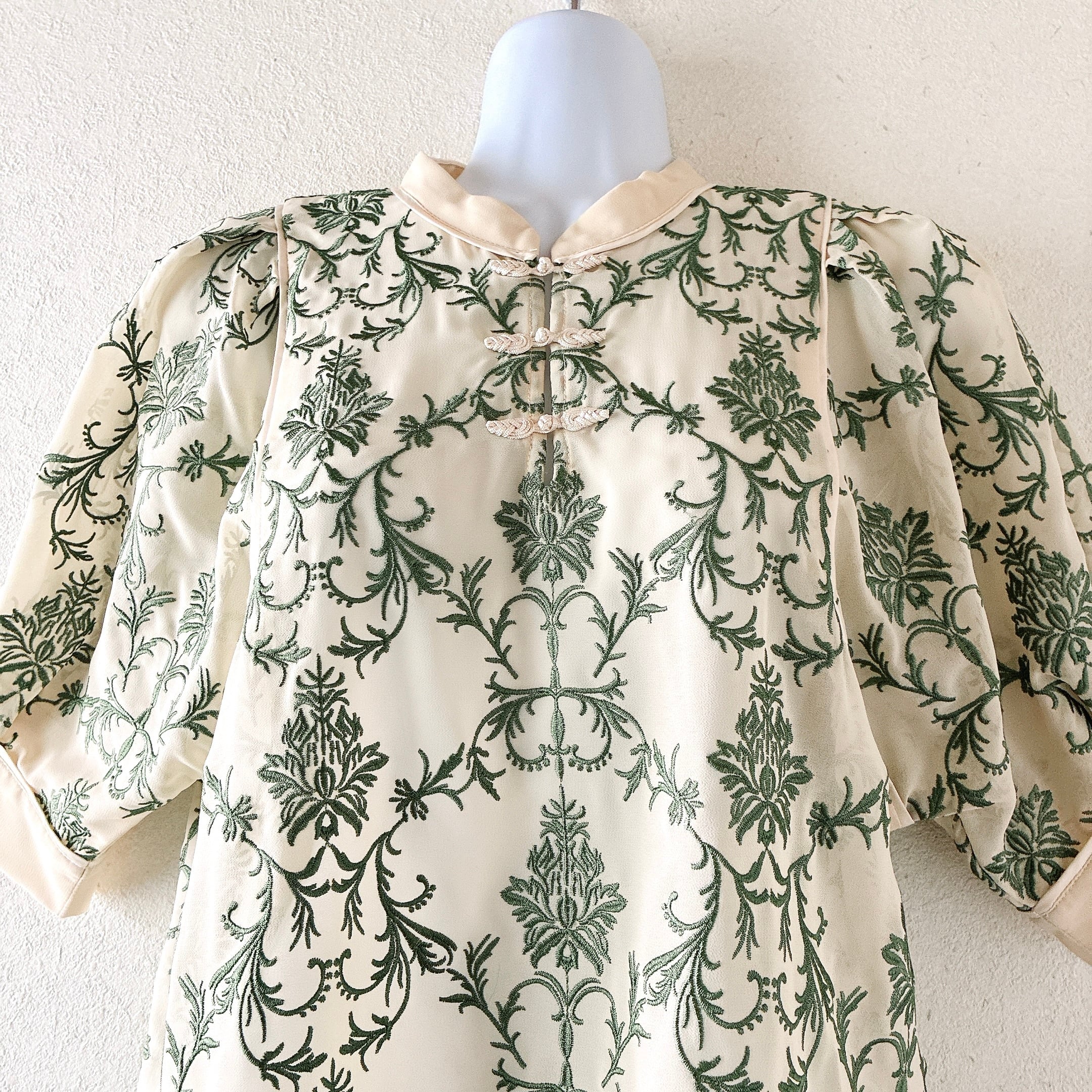 リリーブラウン Lily Brown オリエンタル刺繍チャイナトップス 半袖 花 リリーブラウン Lily Brown オリエンタル刺繍チャイナトップス 半袖 花