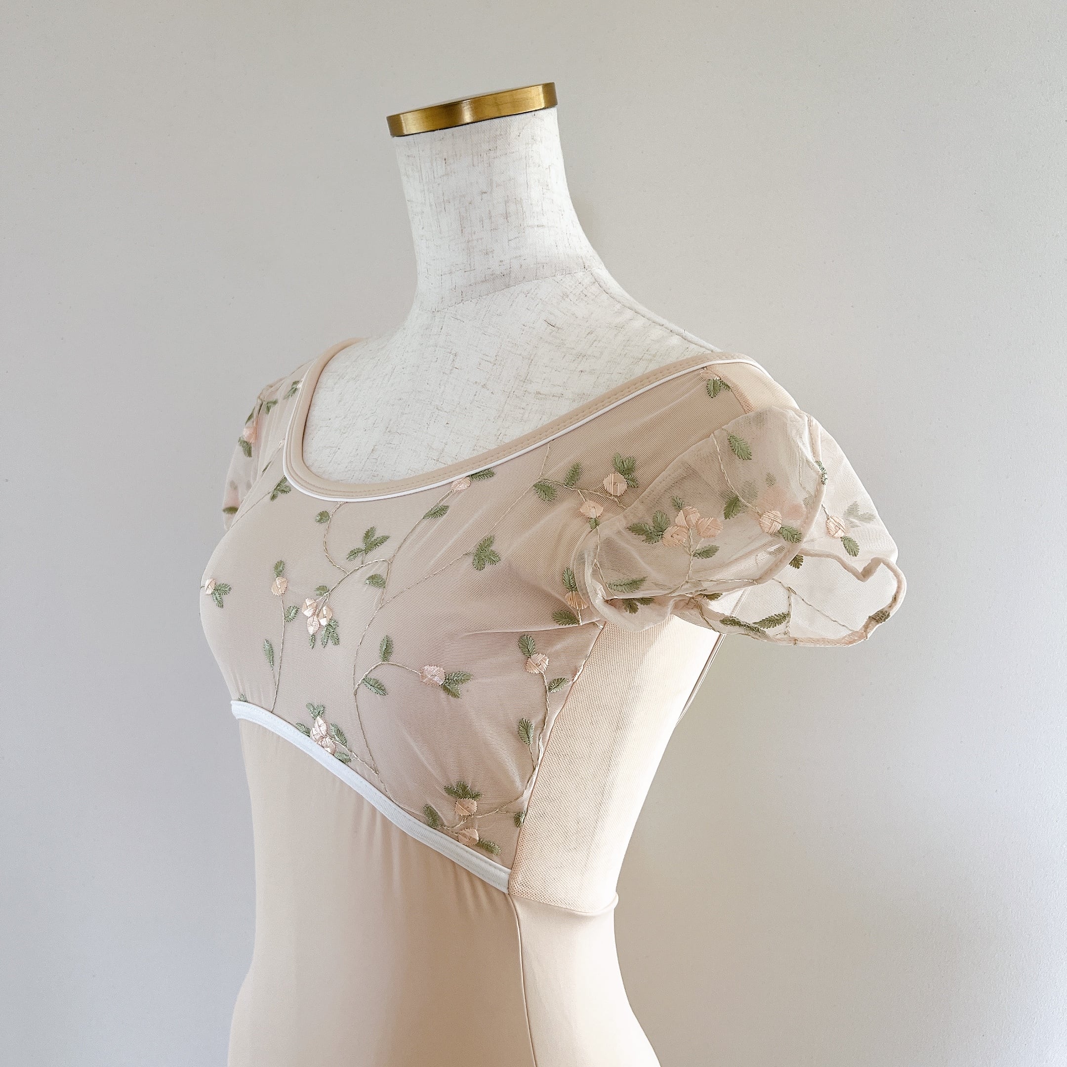 チューリップスリーブ 刺繍 バレエレオタード （クリームアイボリー