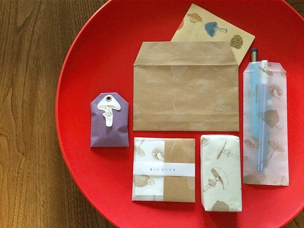 ＝nemunoki paper item＝ 白キノコのラッピングペーパー