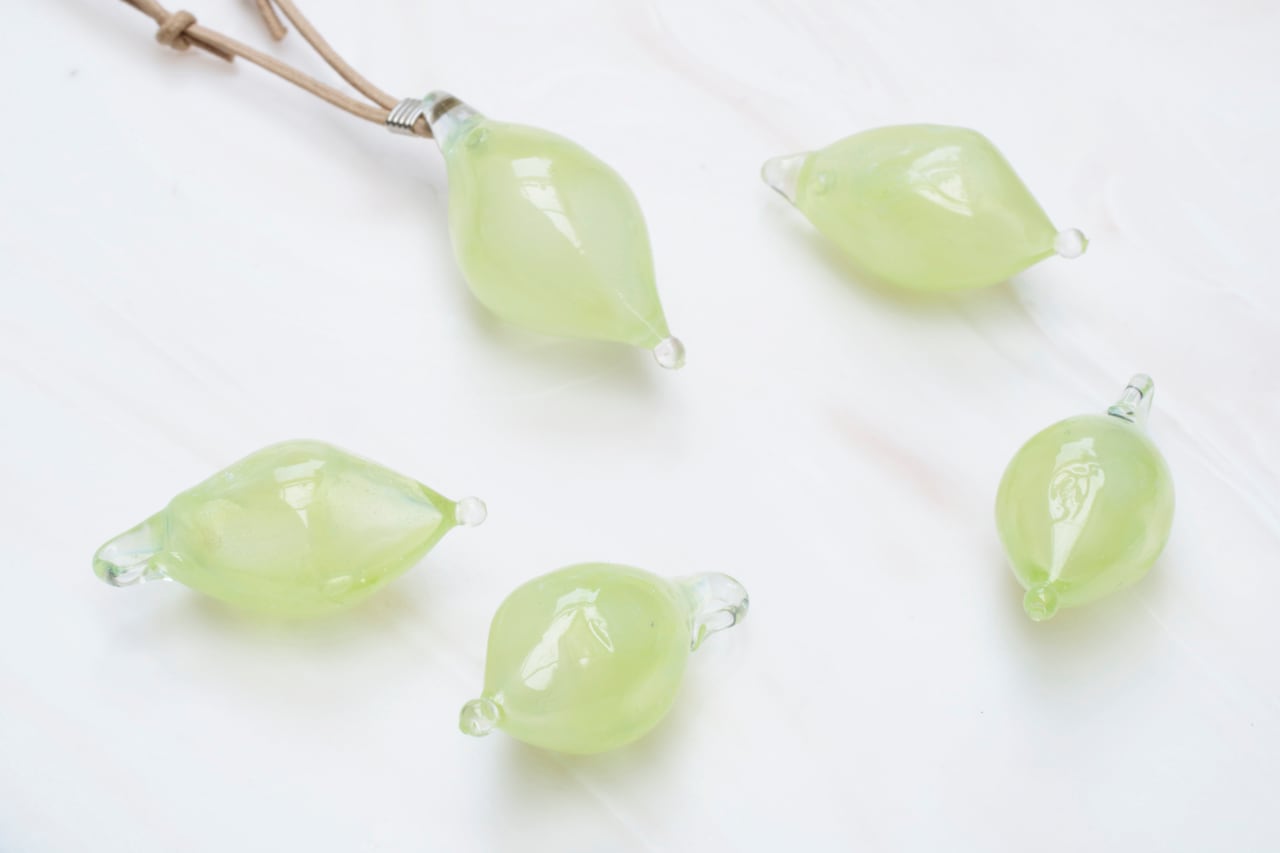 専用    値下げアロマガラスペンダント EsuonHappiness アロマ ペンダント ガラス チャーム付き 28種類