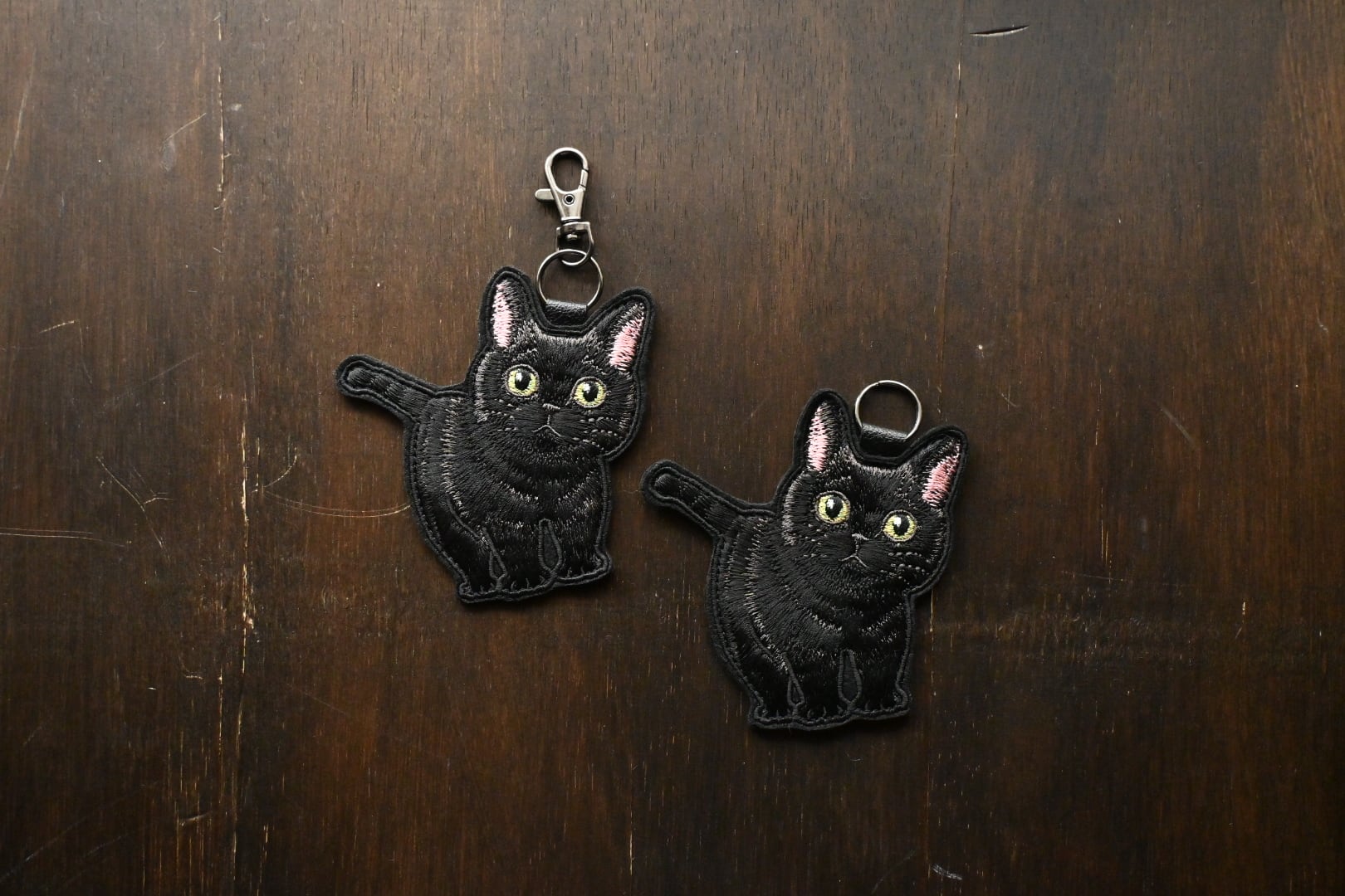 刺繍黒猫短毛ちゃんのキーホルダー【全身】 | 猫と暮らす洋裁店