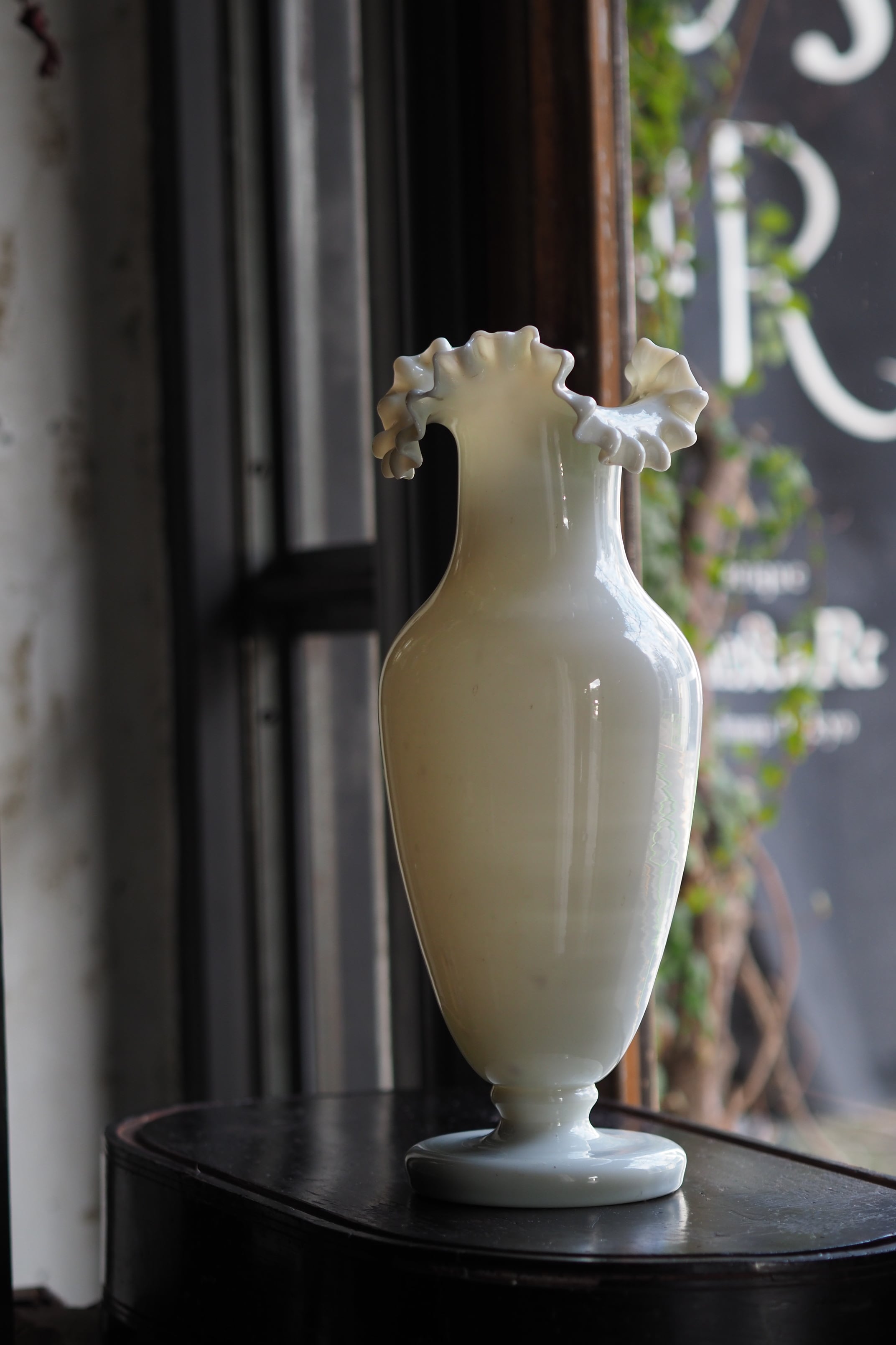 アンティークミルクガラスの花瓶 ウェーブ光影誘うミルクガラス花瓶 No.2-antique milk glass