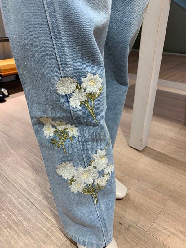 フラワー刺繍デニムパンツ［Color:ライトブルー］［Size:Sサイズ］通常