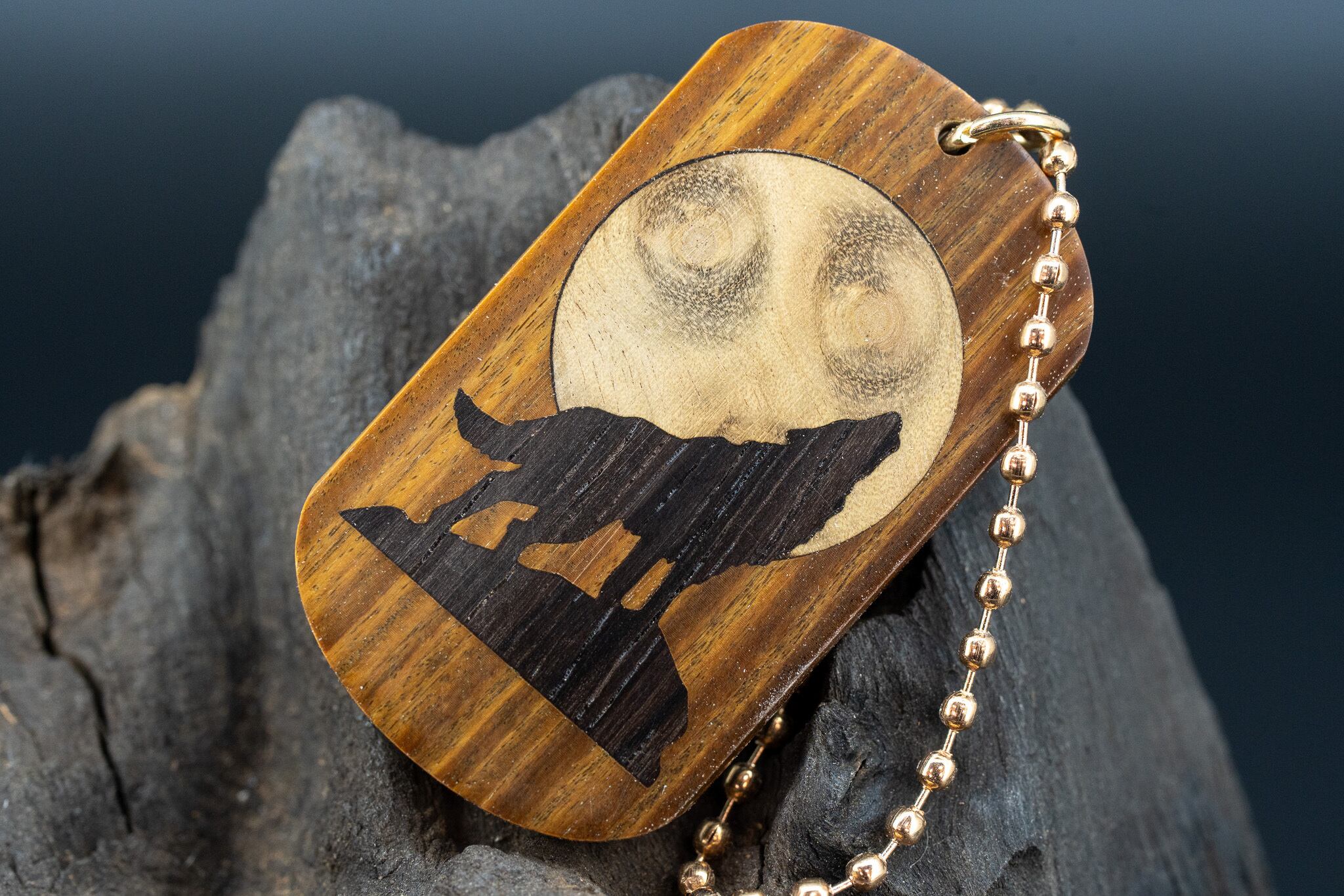 【世界最重量の銘木】リグナムバイタ ドッグタグ 象嵌 月と狼