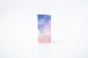 ピンク色の雲と湖の、手帳型スマホケース