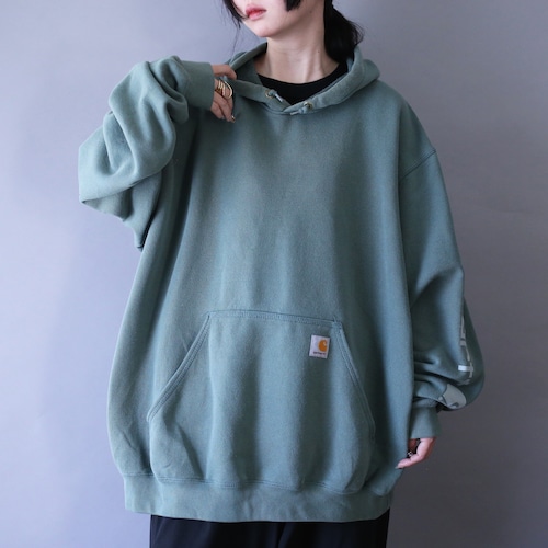 "carhartt" sleeve printed design XXL over silhouette green parka