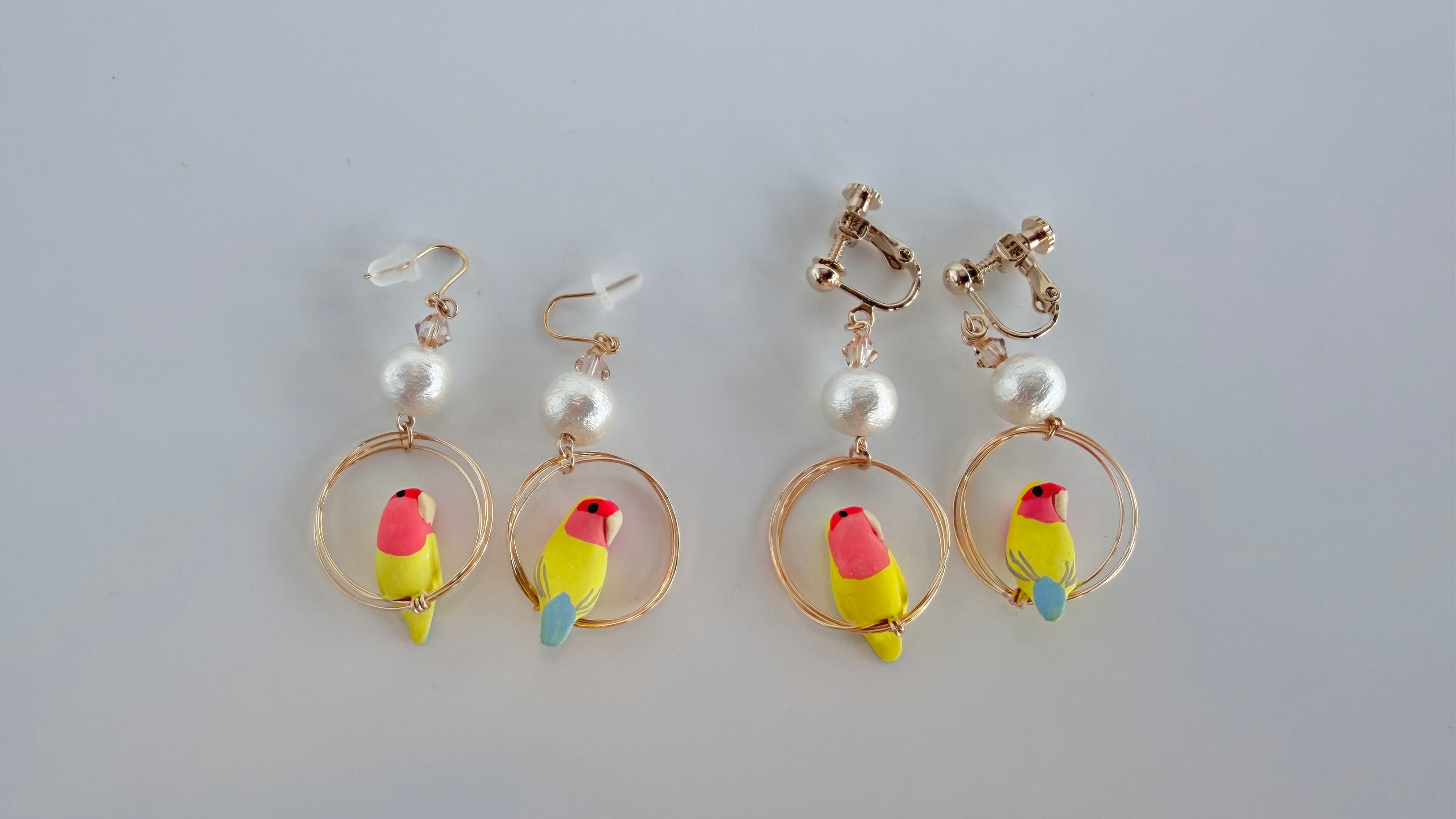 リング乗りコザクラインコ(ゴールデンチェリー)コットンパール付ピアス・イヤリング