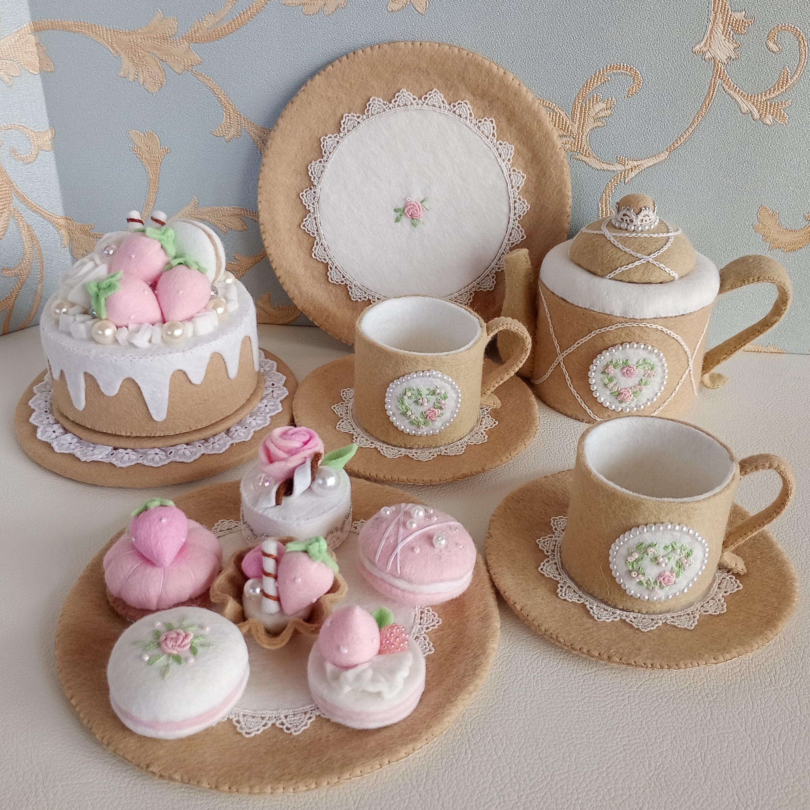 カナの青い箱【フェルト＆刺繍のおままごと】