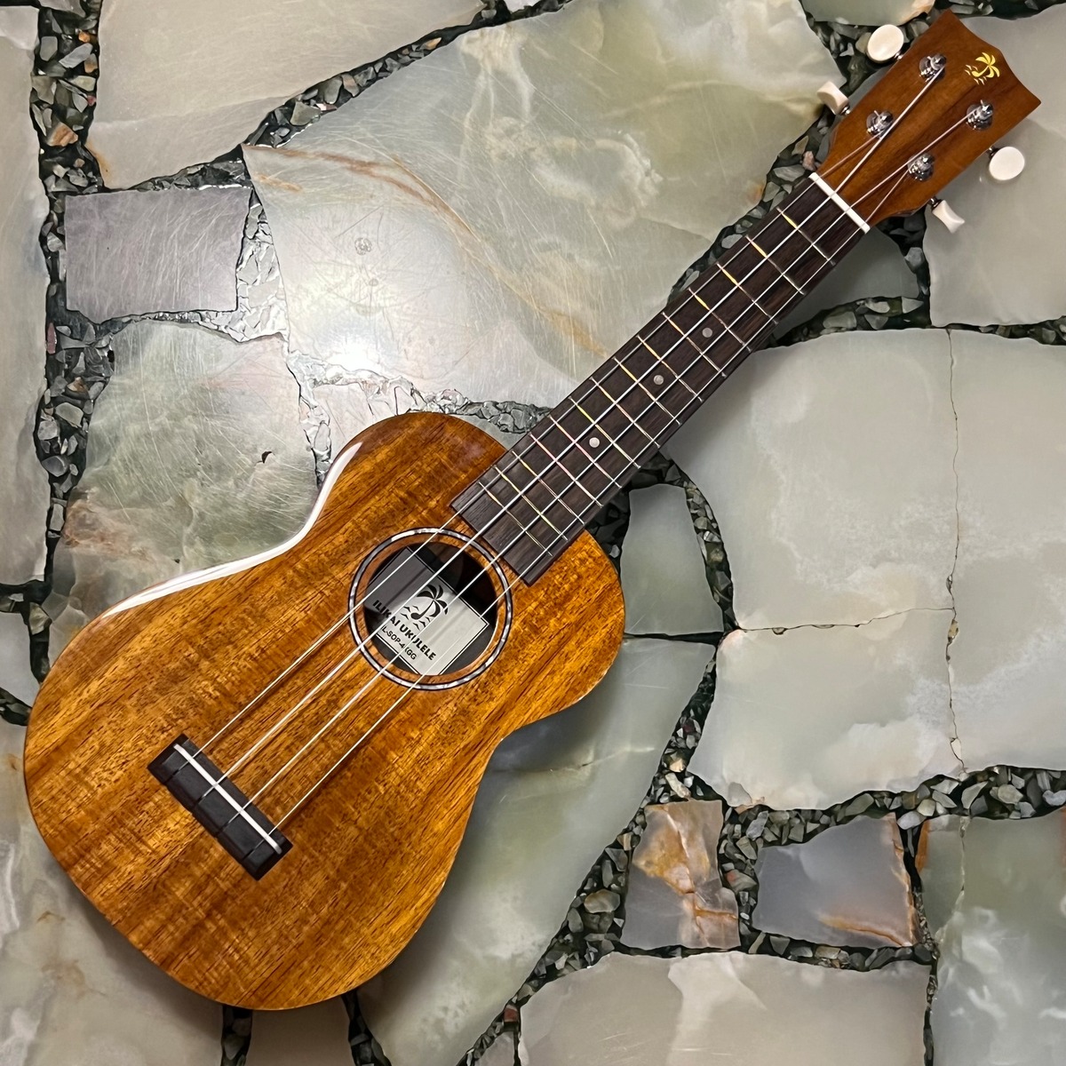 新品 調整済 ilikai ソプラノウクレレ IL-SOP-4KGG オールハワイアン 