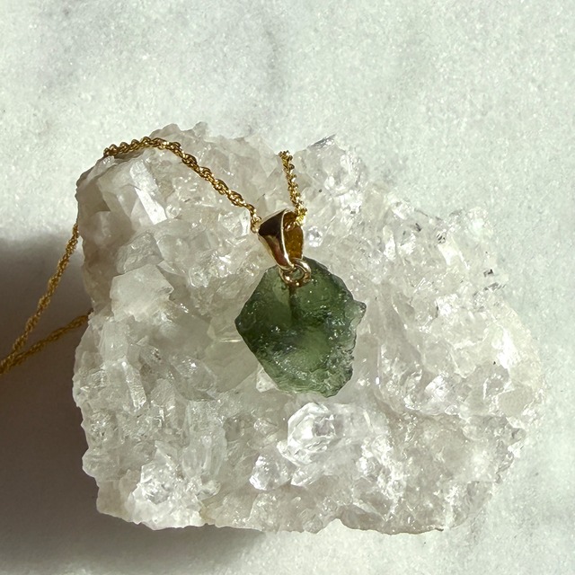 【本場買い付け】【最高品質】【希少石】モルダバイト　ペンダント（革ひも　or　チェーンつき　☆選べます）　NO.7