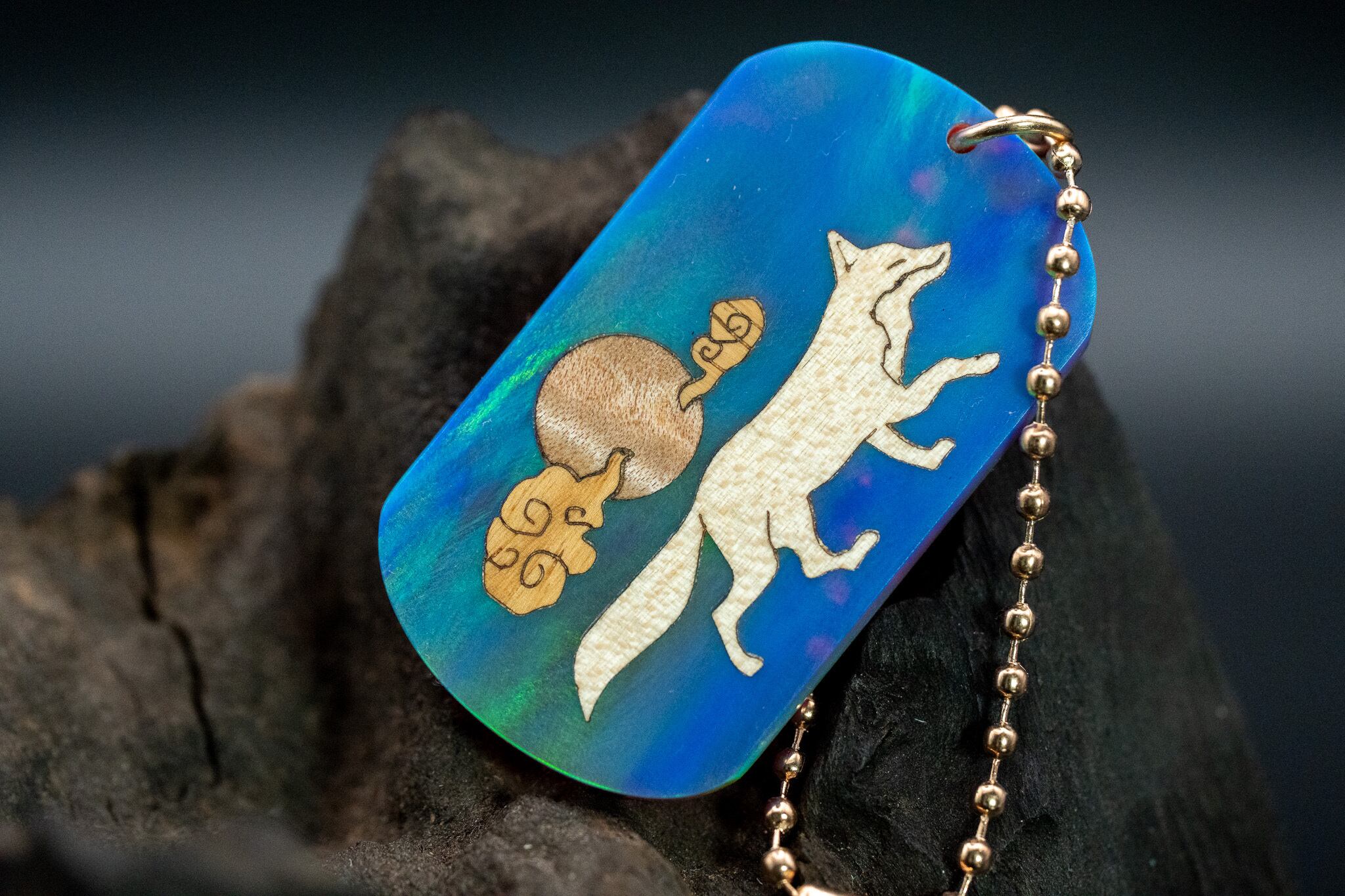 ※【科学技術と芸術の宝石】 ハイブリッドオパール ドッグタグ 象嵌 十五夜きつね