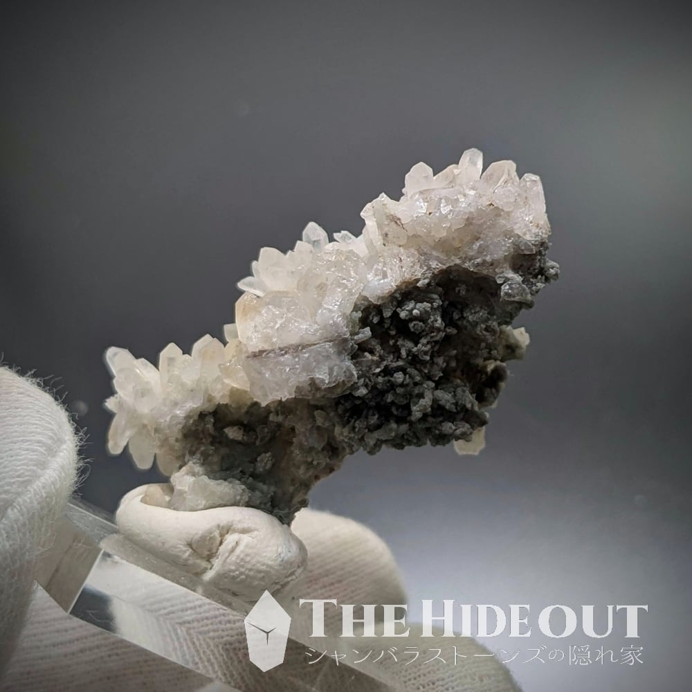 日本国産鉱物標本039 埼玉県秩父市中津川秩父鉱山橋掛沢産水晶 縦に