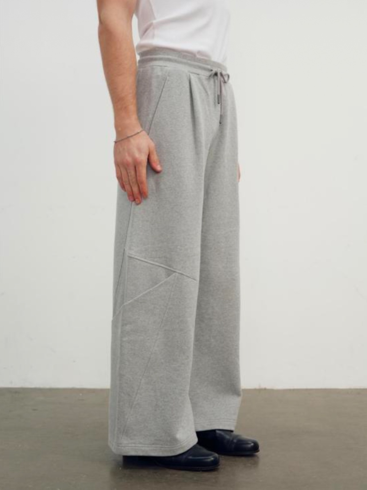 【26AW | MEN】 NULLUS ヌルス / スウェットパンツ / SCULPTURAL CUT WIDE LEG SWEATS / NUAW26TRO007 - 2