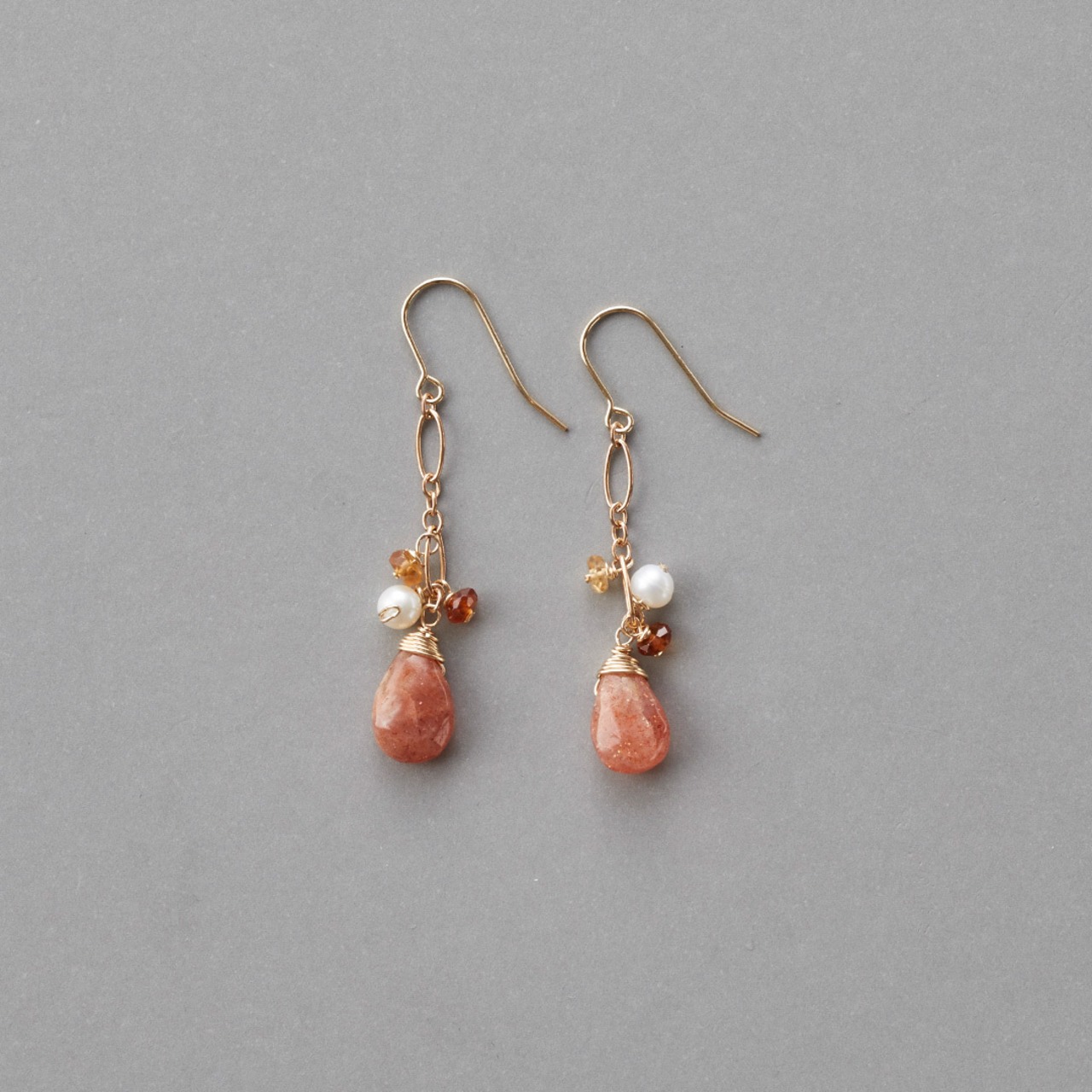 天然な色が魅力的！サンストーン×淡水ピアス mm1193