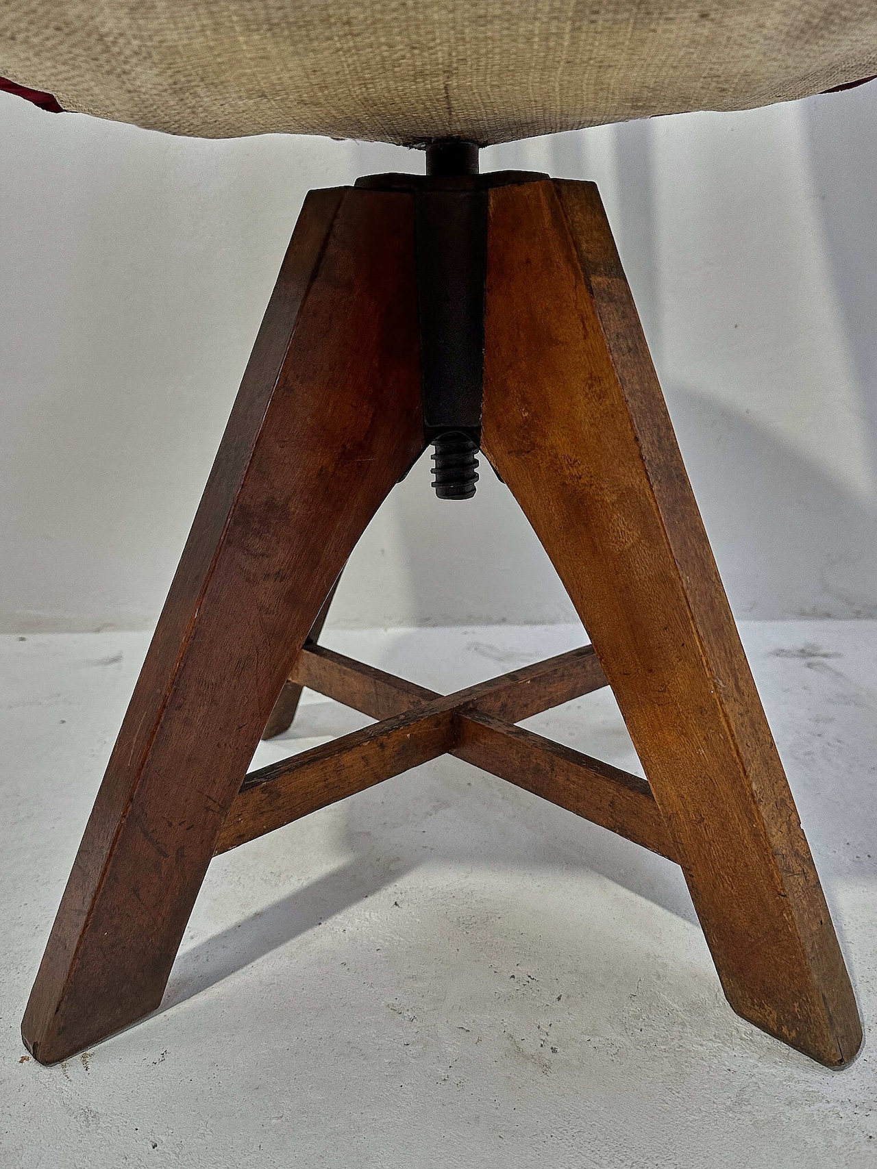 深紅のベルベットが映える回転ドクターチェア