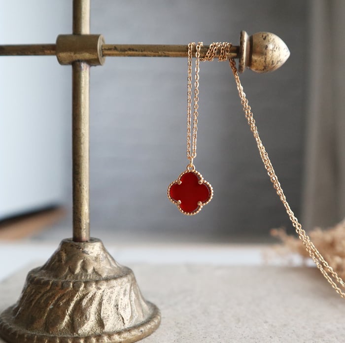 天然石！レッドアゲートのフラワーネックレス　金アレ対応　レッドカラー