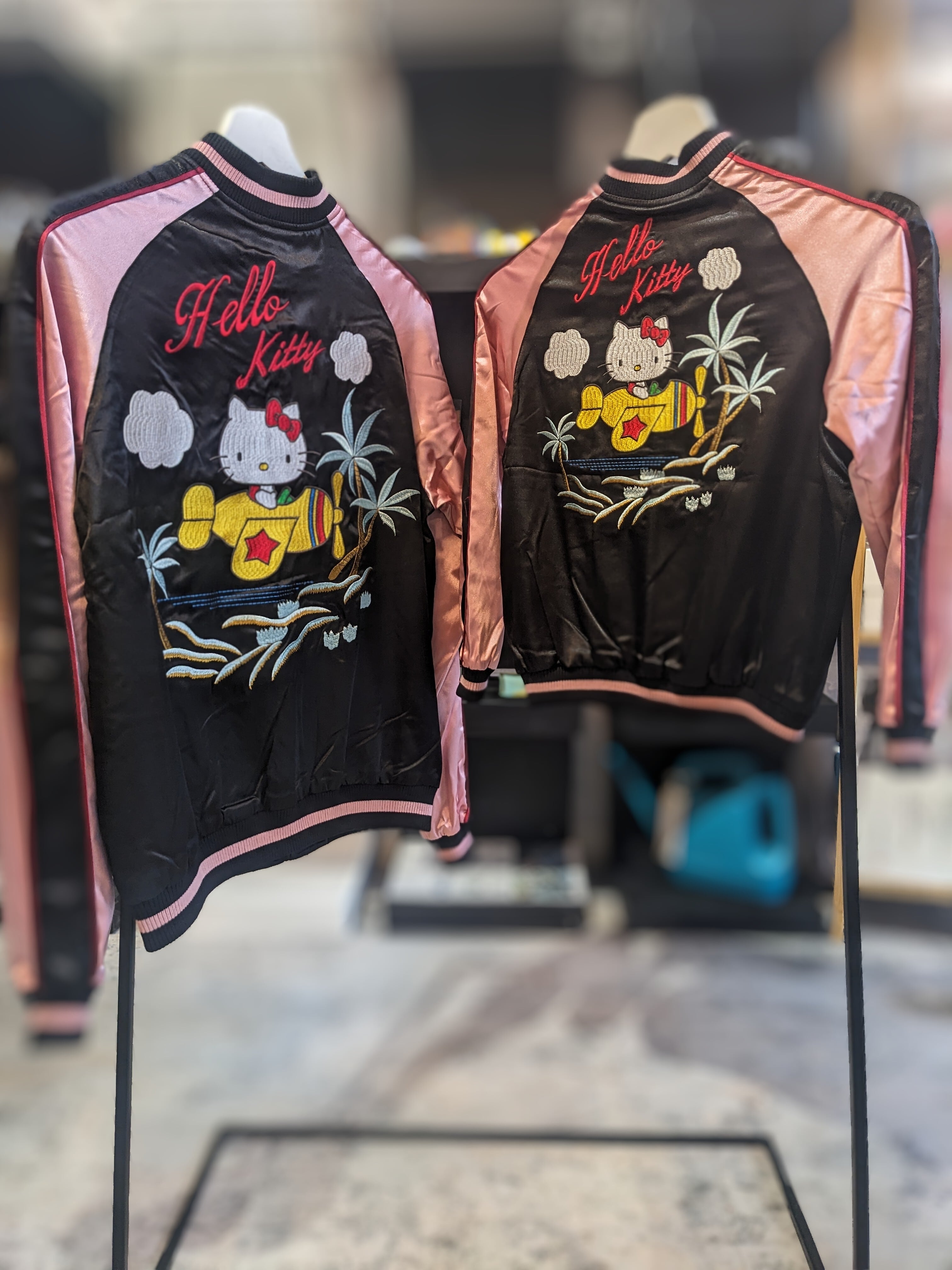 HKSJ-502 飛行機ハローキティ刺繍柄スカジャン KIDS 130 | 風と地の吾