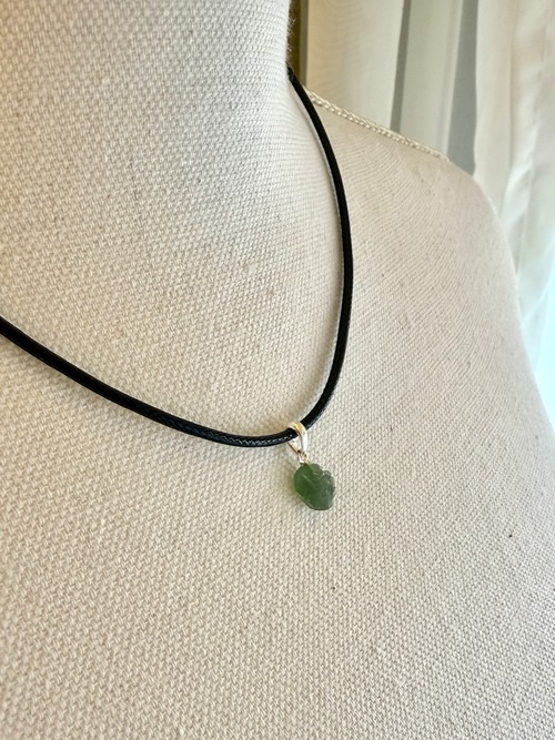 【本場買い付け】【最高品質】【希少石】モルダバイト　ペンダント（革ひも　or　チェーンつき　☆選べます）　NO.6