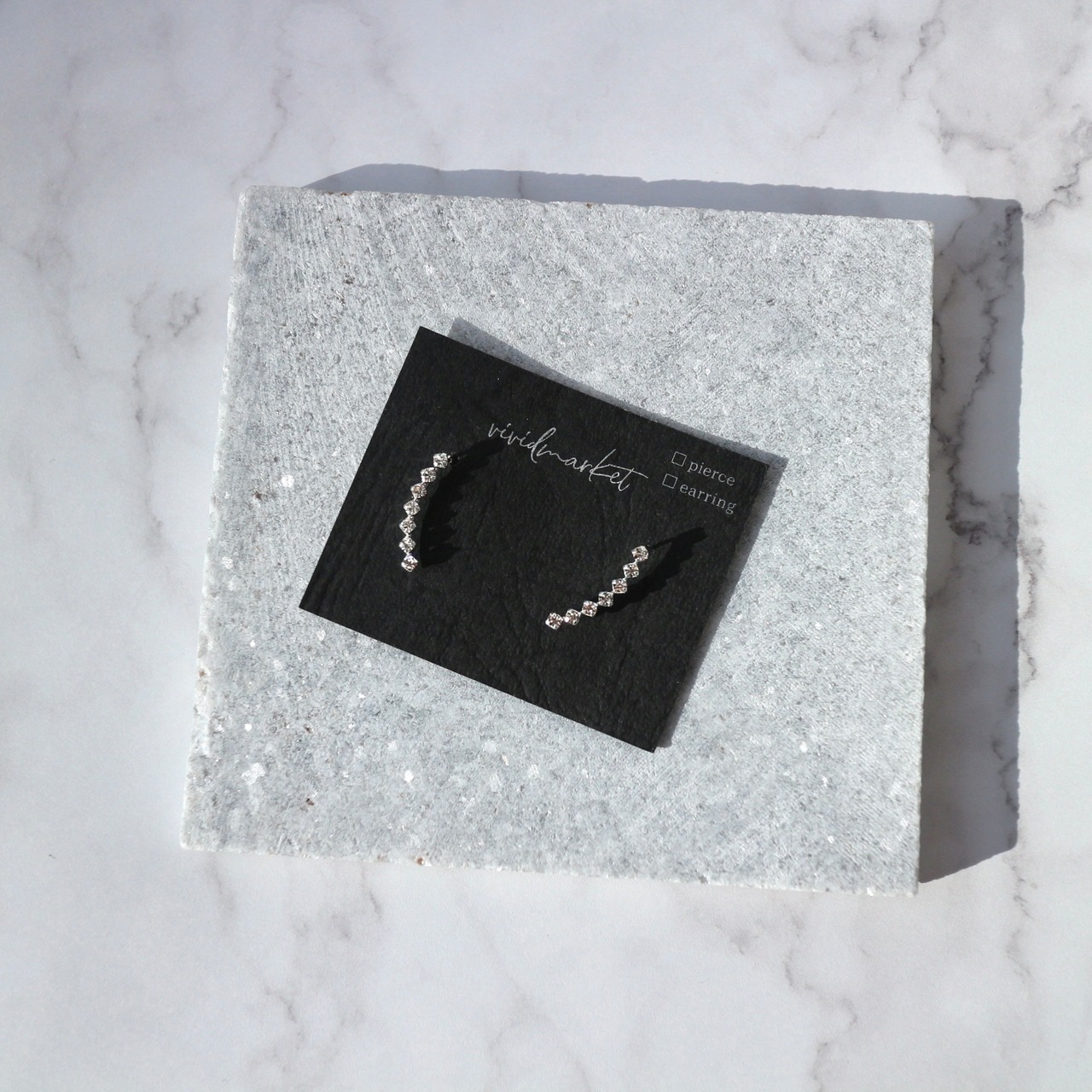 輝く小粒ラインストーンイヤーカフ