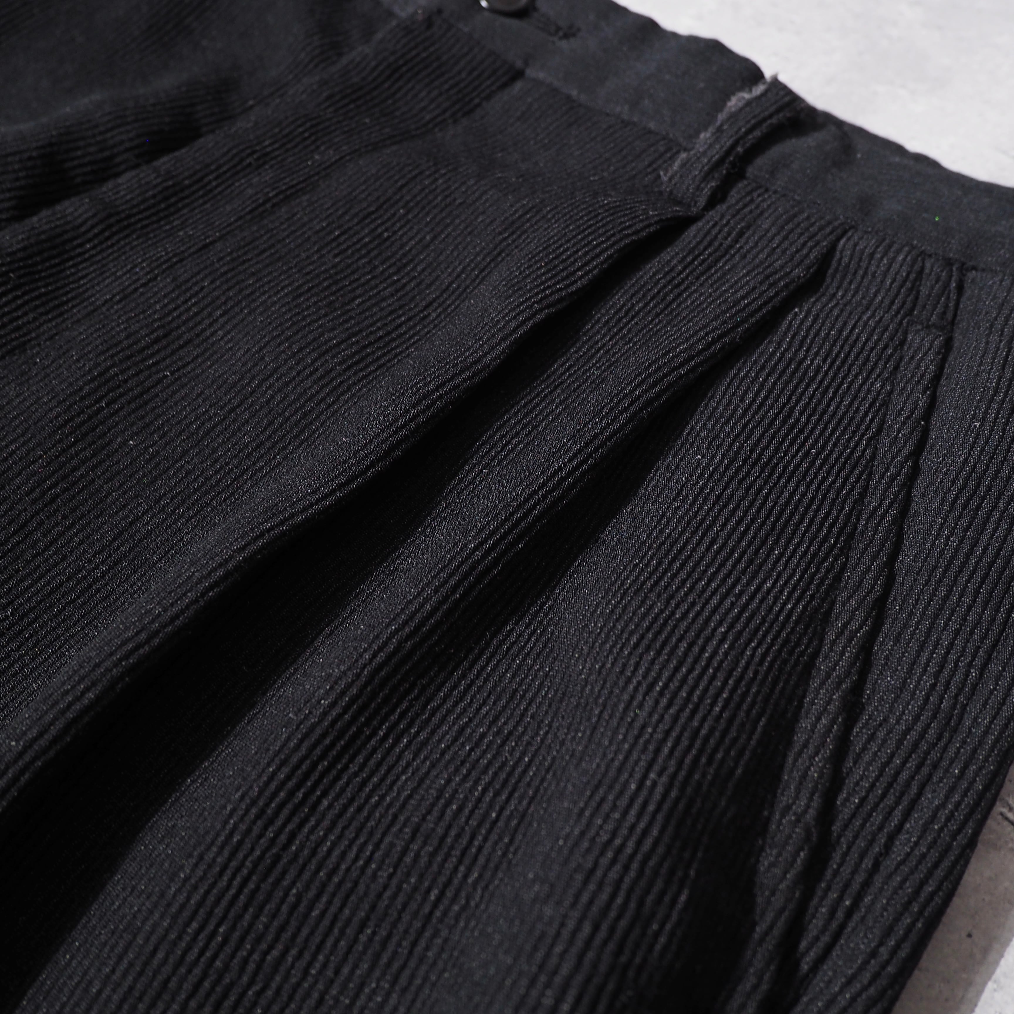 ” ISSEY MIYAKE MEN ” pleats line design two tuck dark gray slacks pants