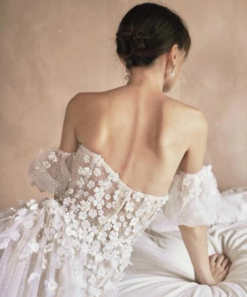 可愛い ウェディングドレス 2way×オフショルダー 小花 取り外し袖 贅沢  