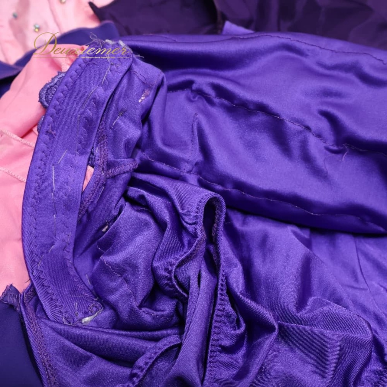 社交ダンス 衣装 ラテン ワンピース ドレス ピンク系 フリル 光沢 華やか アーム アームカバー チョーカー ラインストーン 装飾 キラキラ かわいい ダンス衣装 イベント ステージ パーティー ダンスパーティー おしゃれ